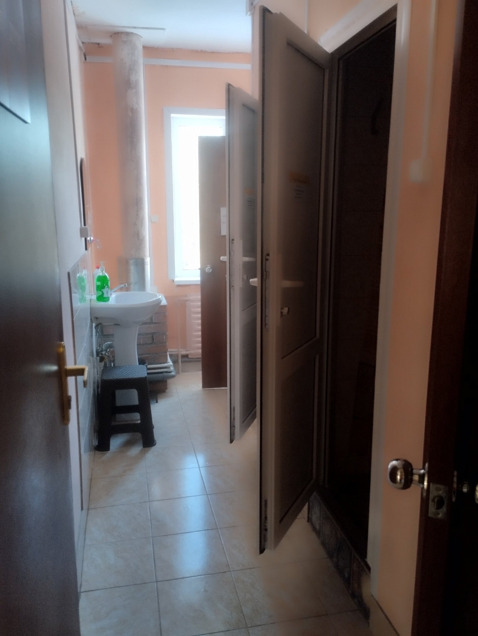 Четырехместный номер эконом-класса с общей ванной комнатой