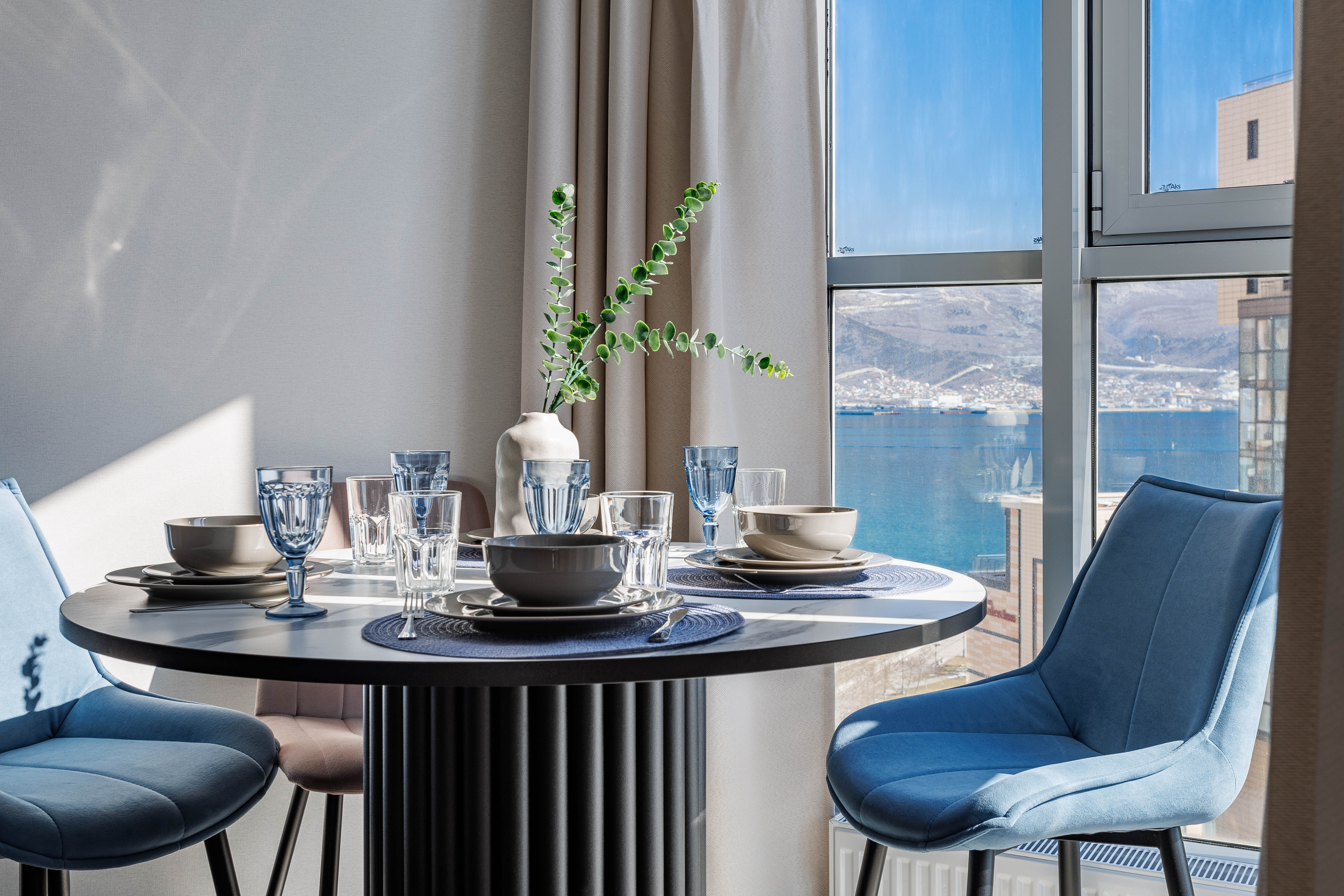 Семейный номер с боковым видом на море