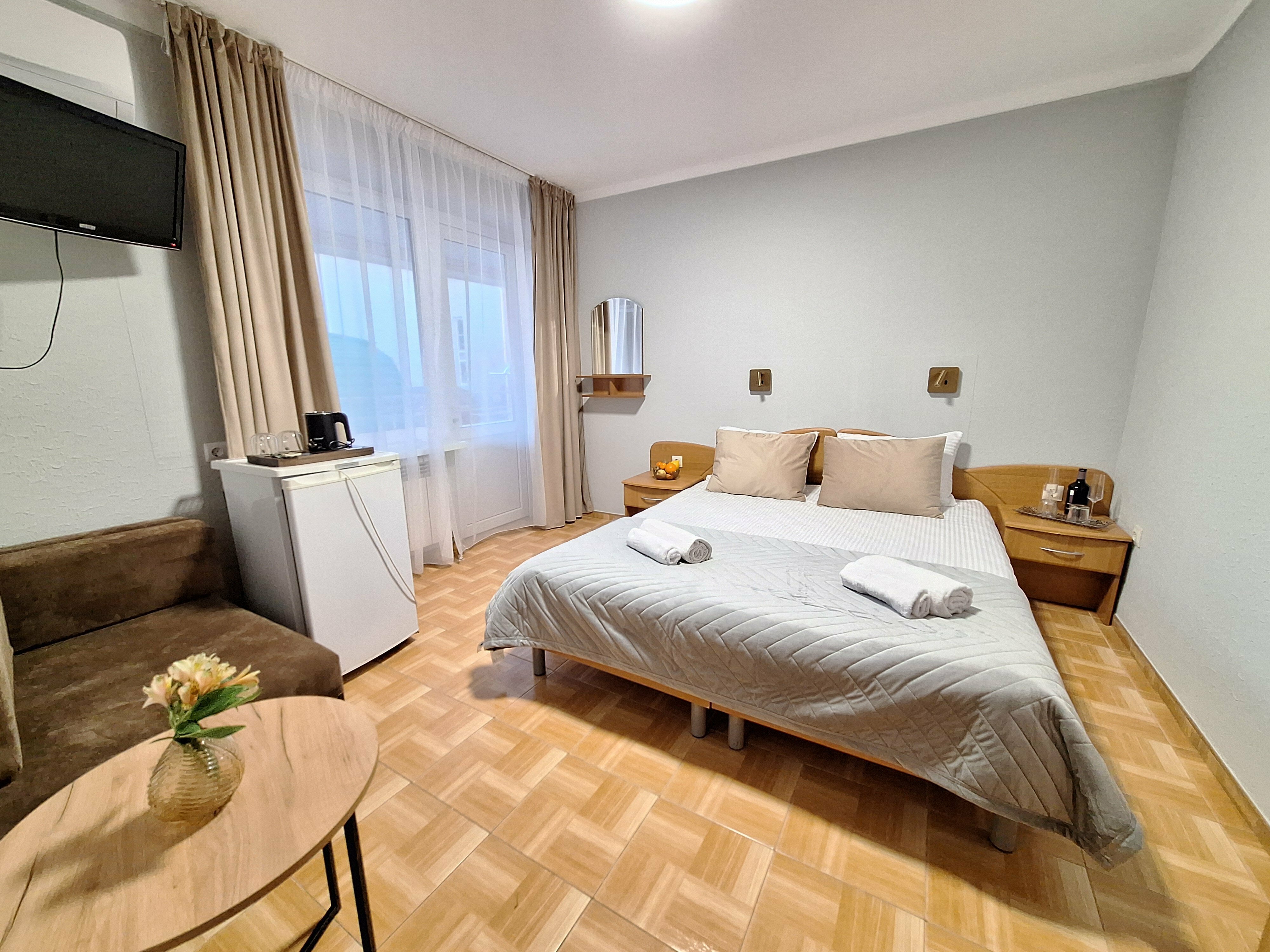 «НЕБО» ТРЕХМЕСТНЫЙ КОМФОРТНЫЙ НОМЕР С КРОВАТЯМИ TWIN/DBL,   ОДНОМЕСТНЫМ  ДИВАНОМ