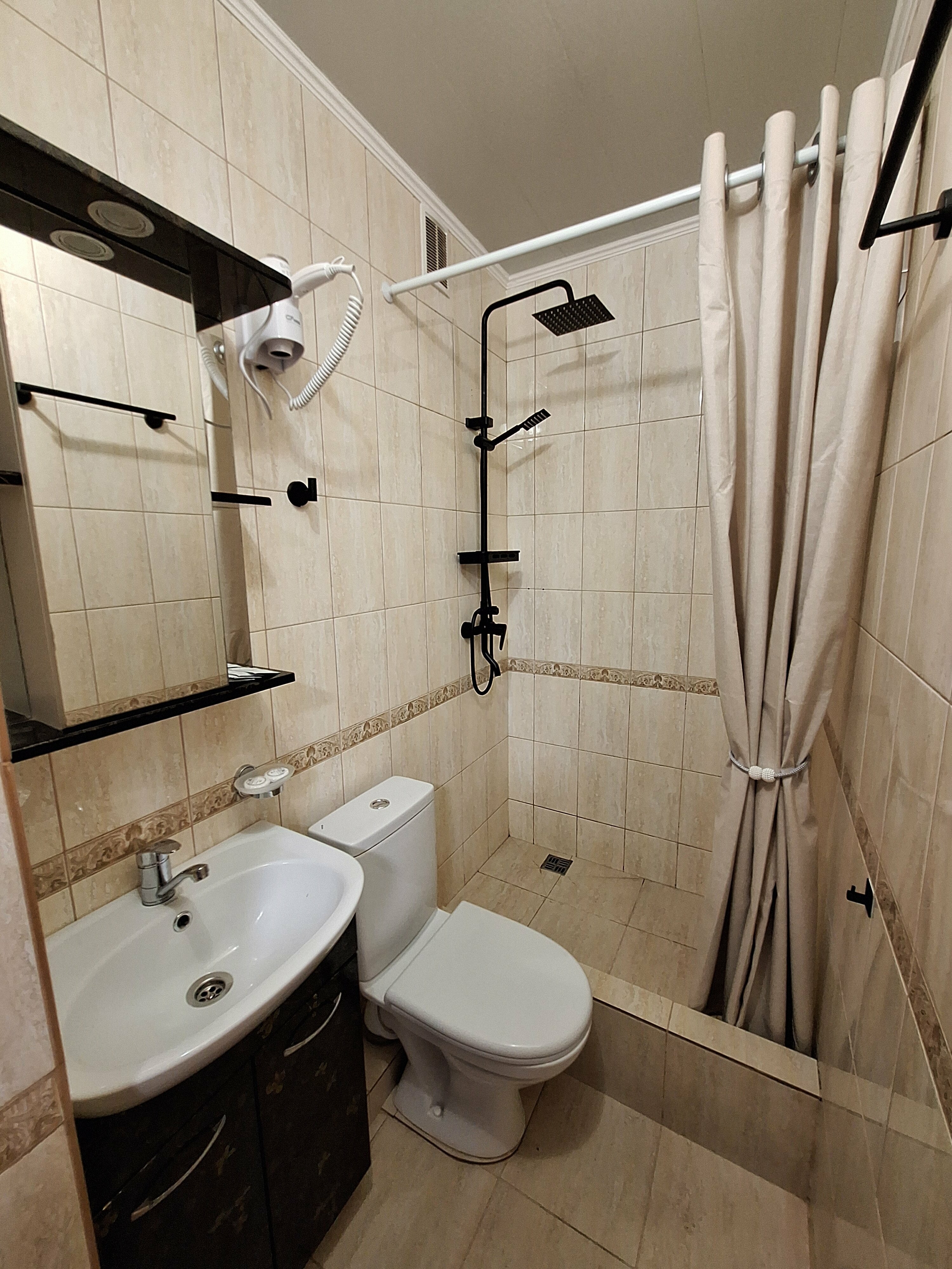 «НЕБО» ТРЕХМЕСТНЫЙ КОМФОРТНЫЙ НОМЕР С КРОВАТЯМИ TWIN/DBL,   ОДНОМЕСТНЫМ  ДИВАНОМ