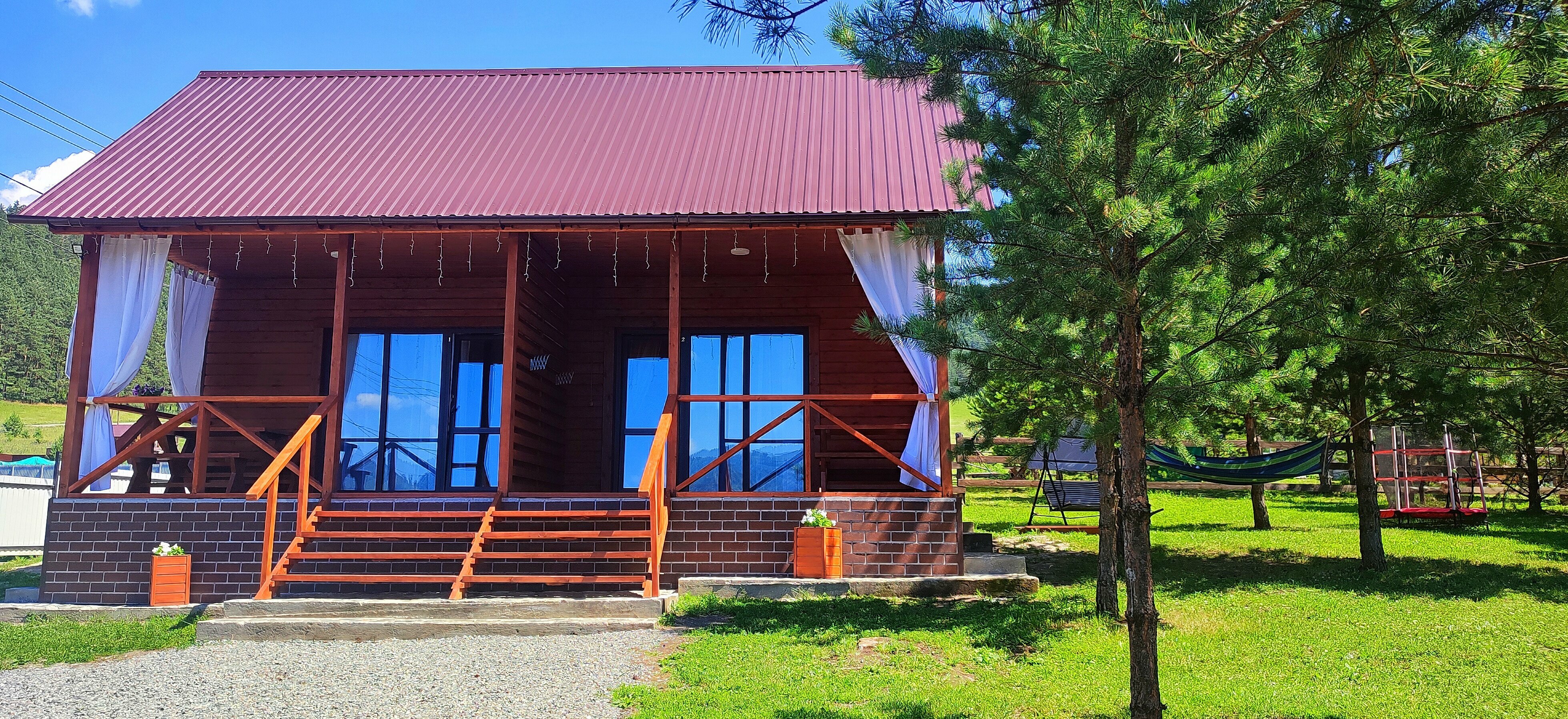 Трехместный номер с видом на горы