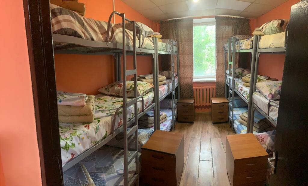 Кровать в общем номере для мужчин и женщин с 10 кроватями