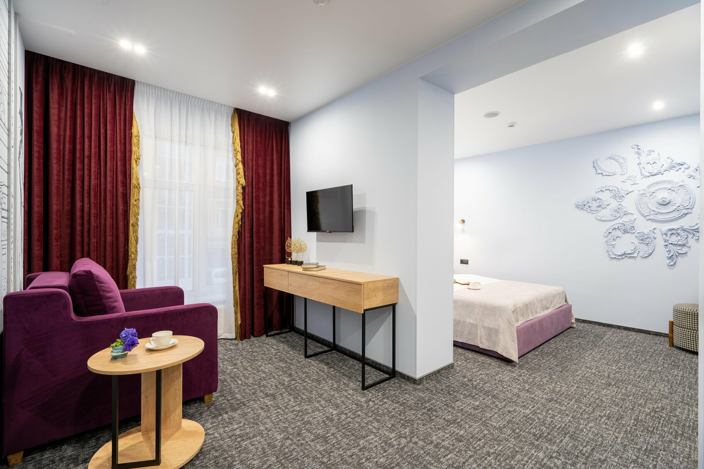 Улучшенный номер с большой кроватью «Театральный».