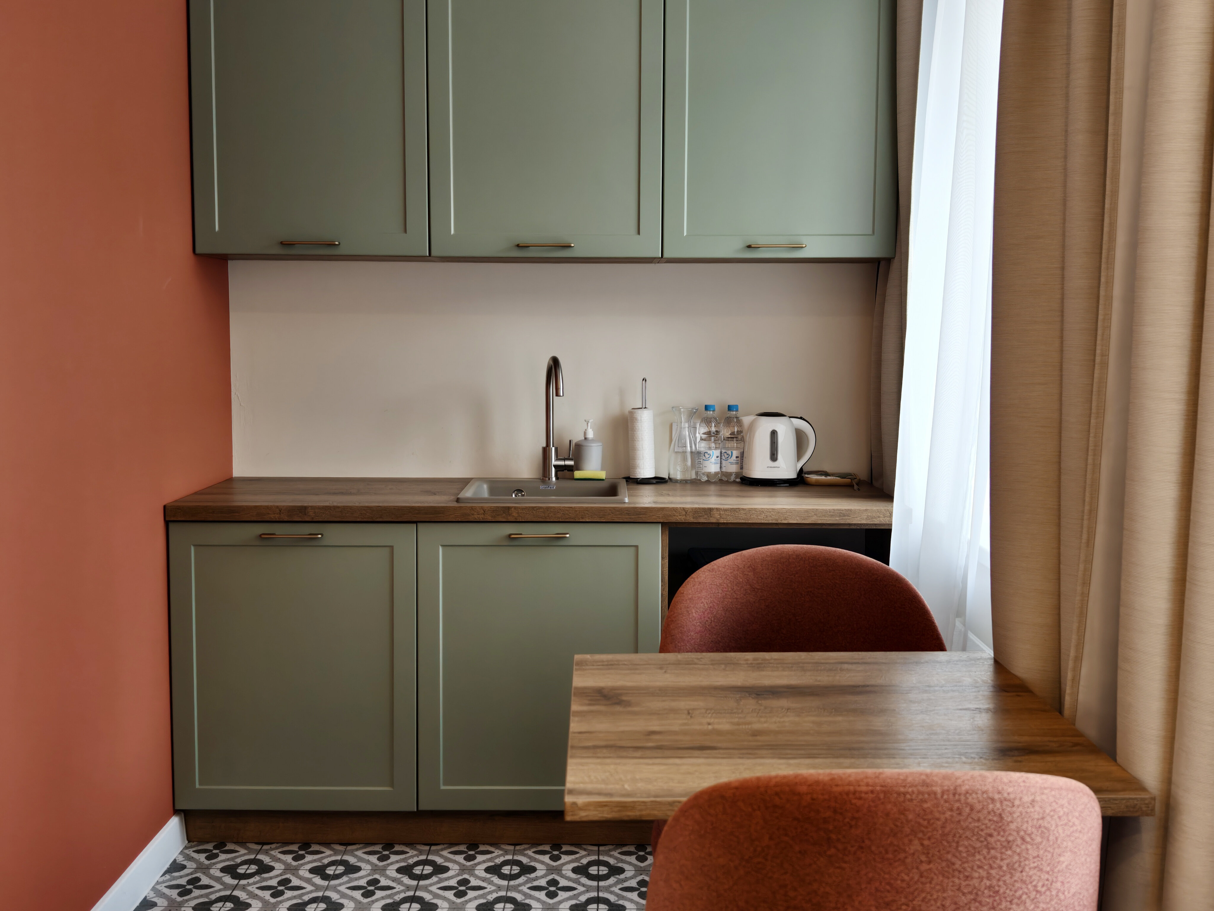 Студия с двумя раздельными кроватями и кухней