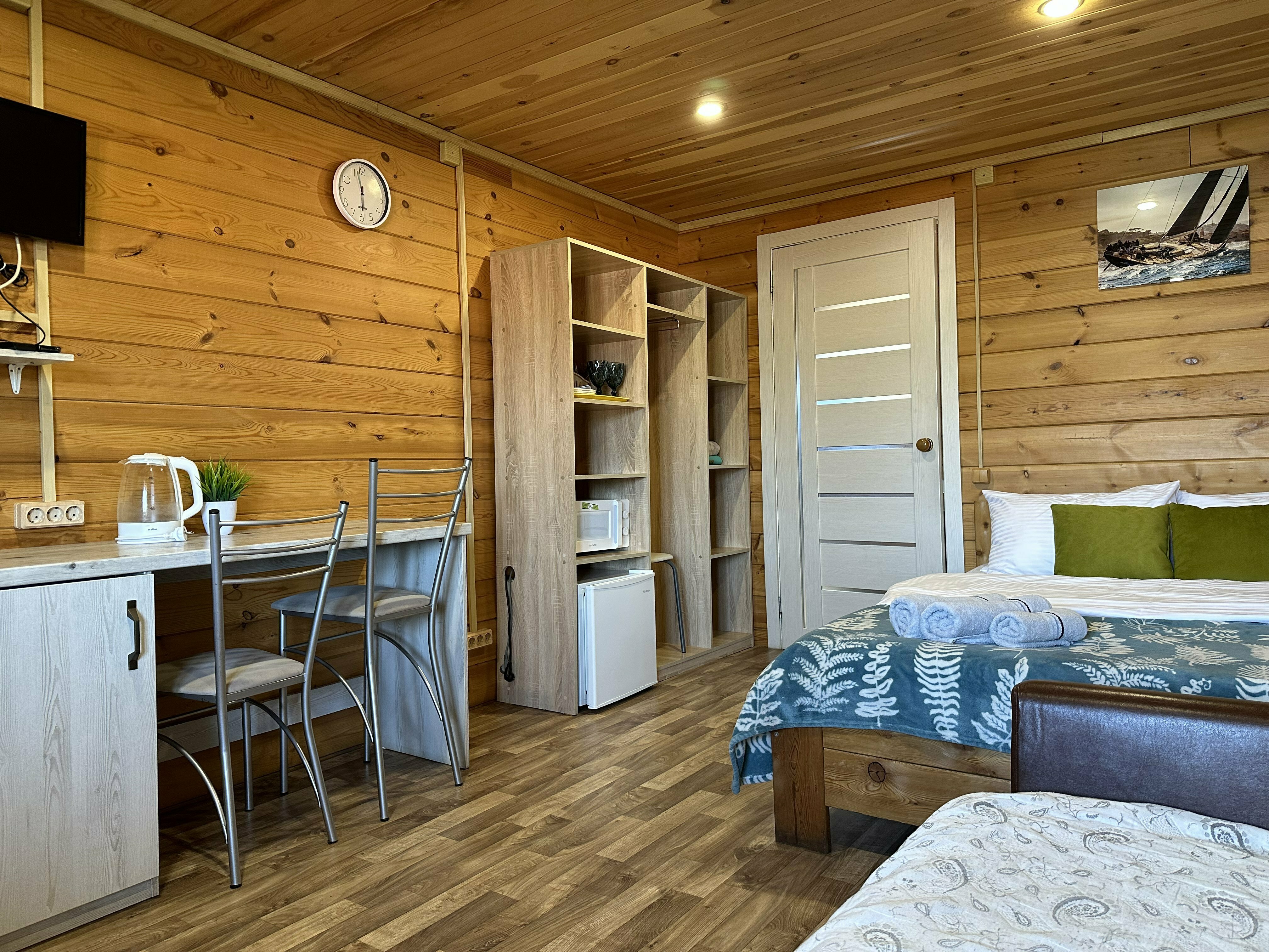 Семейный номер с видом на озеро