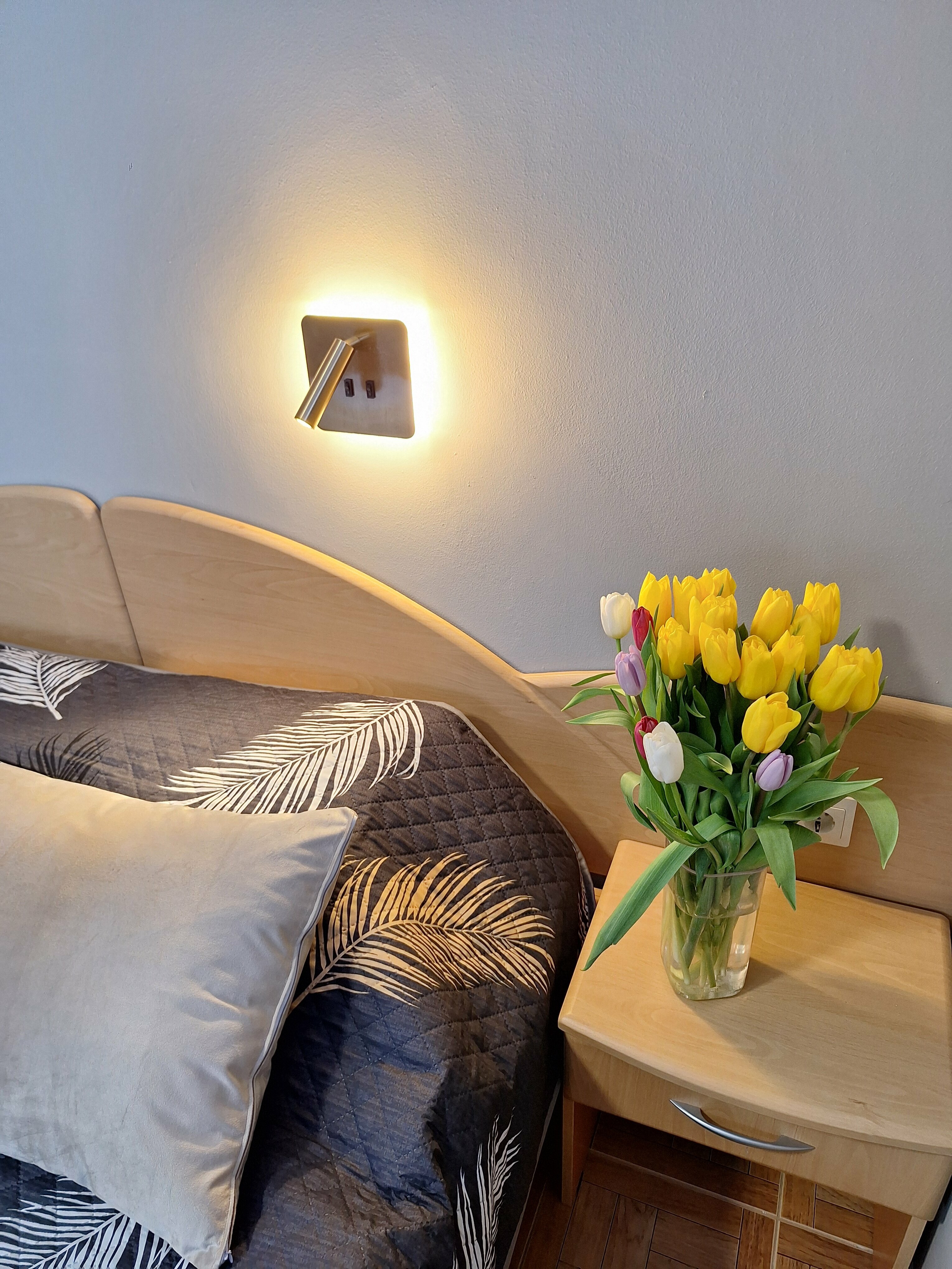 «ГОРОД» СТАНДАРТНЫЙ ТРЕХМЕСТНЫЙ НОМЕР С  ДВУСПАЛЬНОЙ КРОВАТЬЮ,  ОДНОСПАЛЬНЫМ ДИВАНОМ