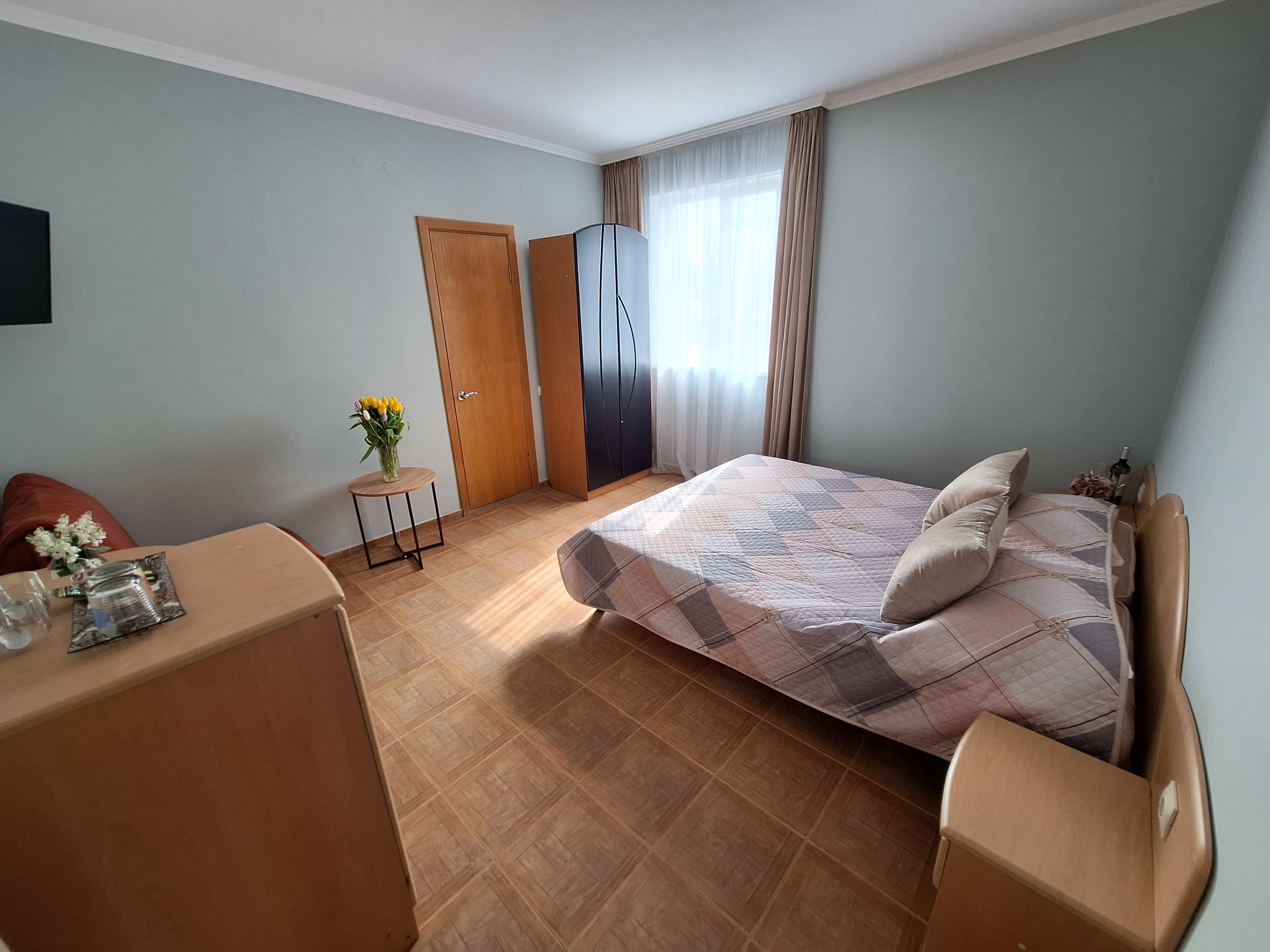 СТАНДАРТНЫЙ ТРЕХМЕСТНЫЙ  НОМЕР С ДВУМЕСТНОЙ КРОВАТЬЮ, РАСКЛАДНЫМ КРЕСЛОМ