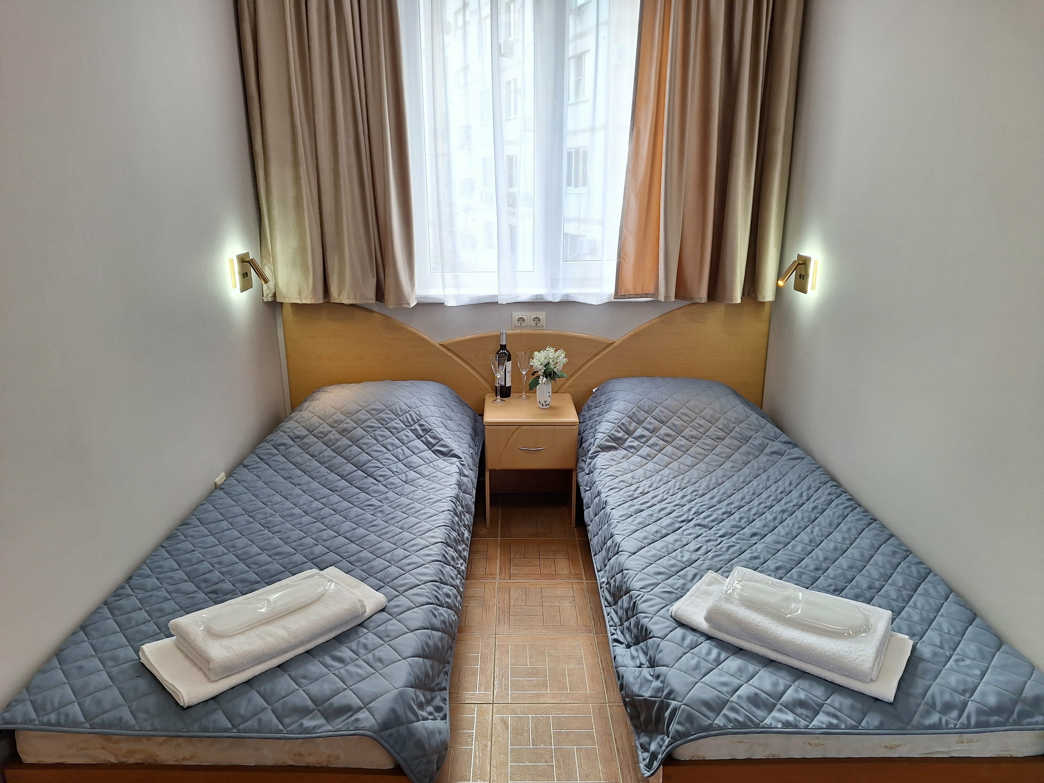 «КОМФОРТ» СТАНДАРТНЫЙ  НОМЕР С  РАЗДЕЛЬНЫМИ КРОВАТЯМИ,  ОДНОСПАЛЬНЫМ  ДИВАНОМ