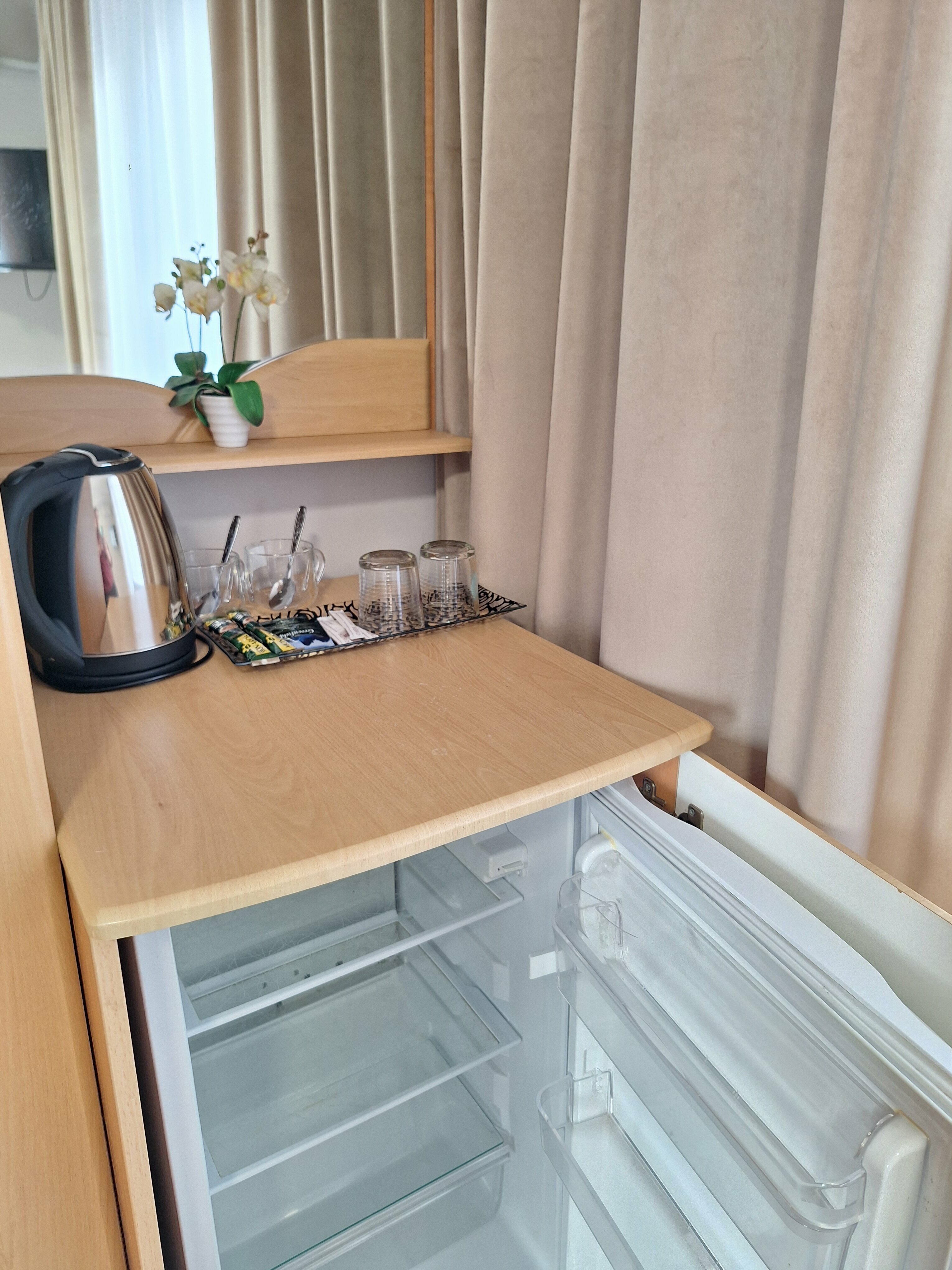 «КОМФОРТ» СТАНДАРТНЫЙ  НОМЕР С  РАЗДЕЛЬНЫМИ КРОВАТЯМИ,  ОДНОСПАЛЬНЫМ  ДИВАНОМ