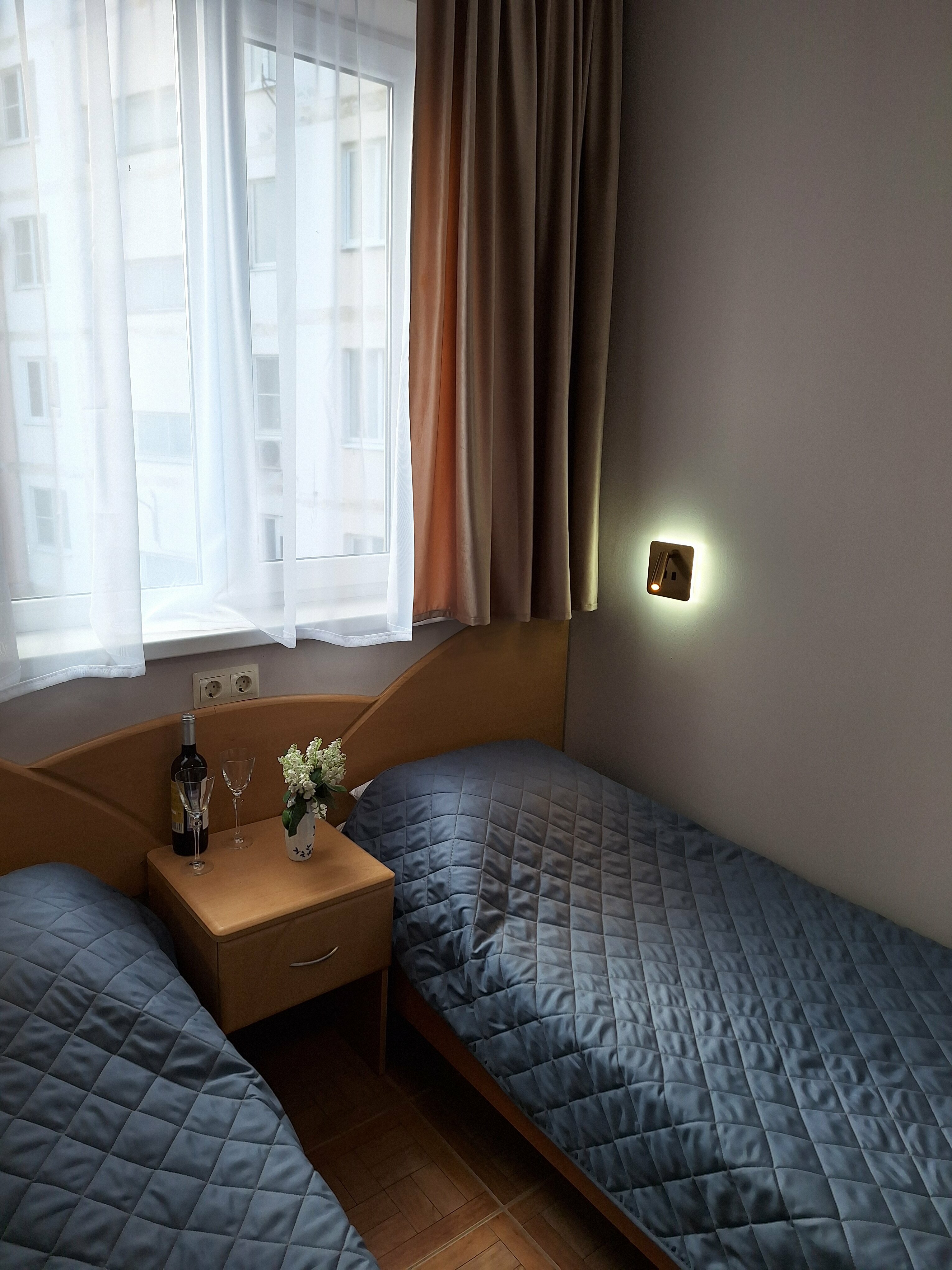 «КОМФОРТ» СТАНДАРТНЫЙ  НОМЕР С  РАЗДЕЛЬНЫМИ КРОВАТЯМИ,  ОДНОСПАЛЬНЫМ  ДИВАНОМ