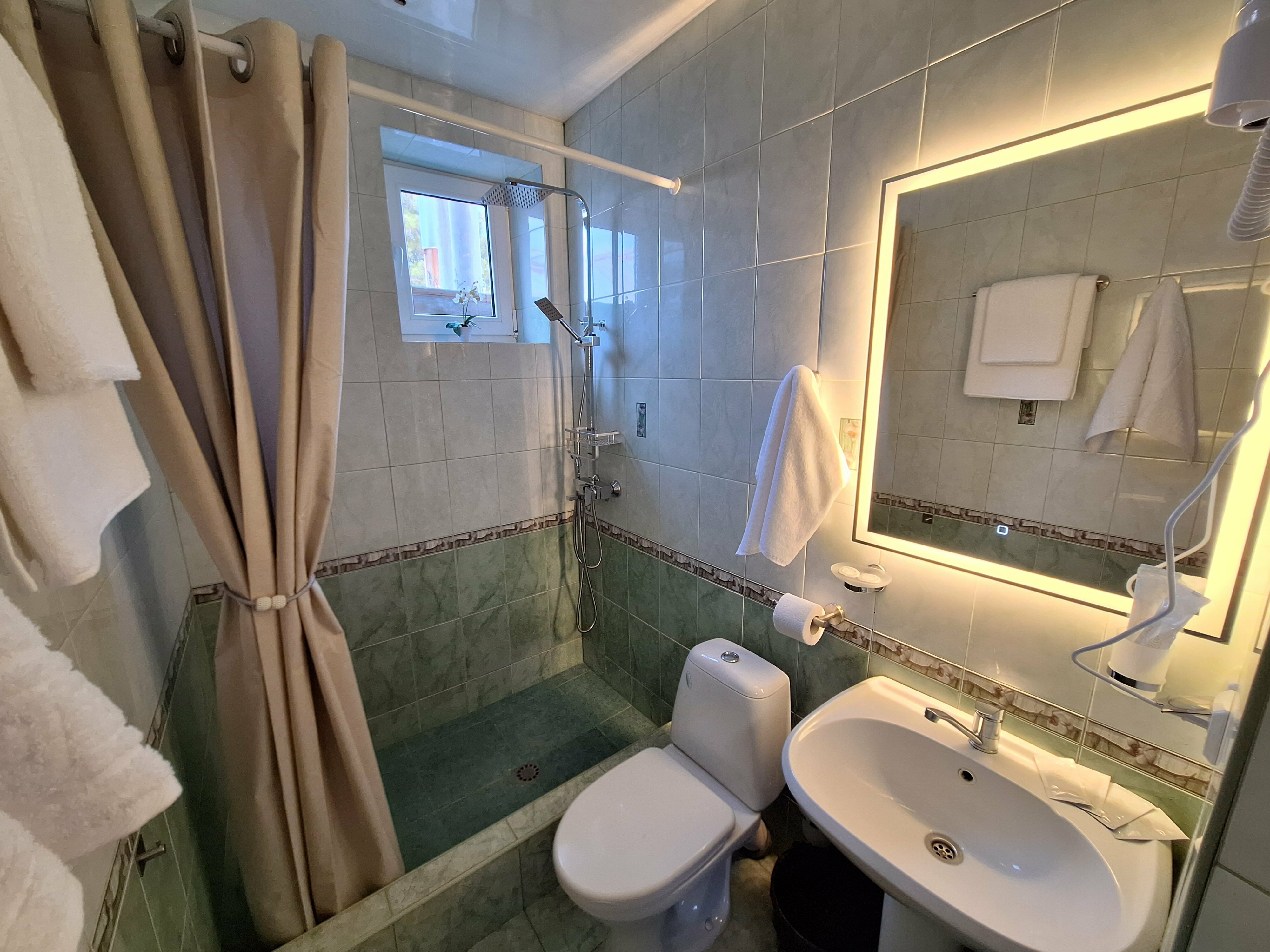 «ГОРОД» СТАНДАРТНЫЙ ТРЕХМЕСТНЫЙ НОМЕР С  ДВУСПАЛЬНОЙ КРОВАТЬЮ,  ОДНОСПАЛЬНЫМ ДИВАНОМ