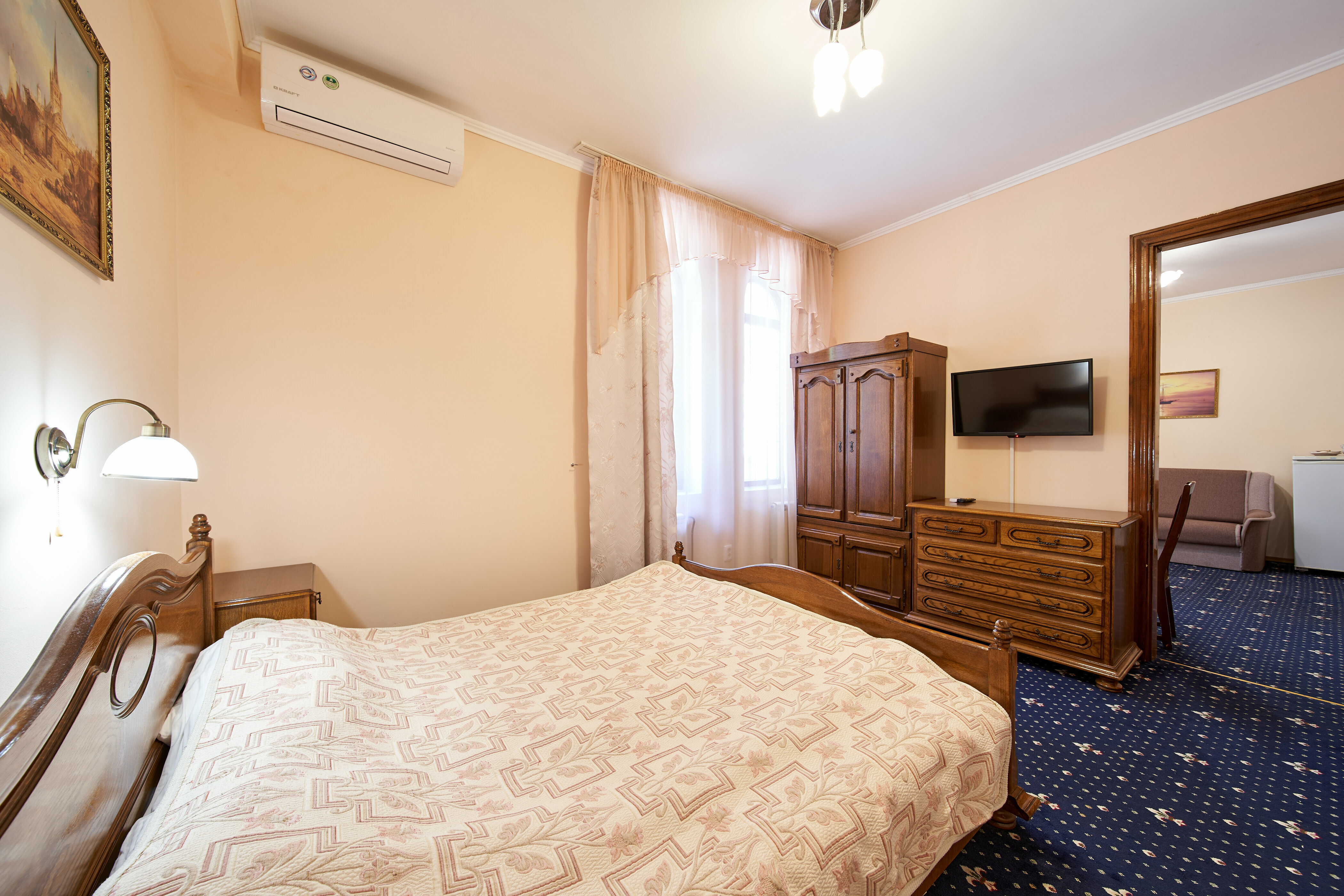 Трехместный номер с собственной ванной комнатой