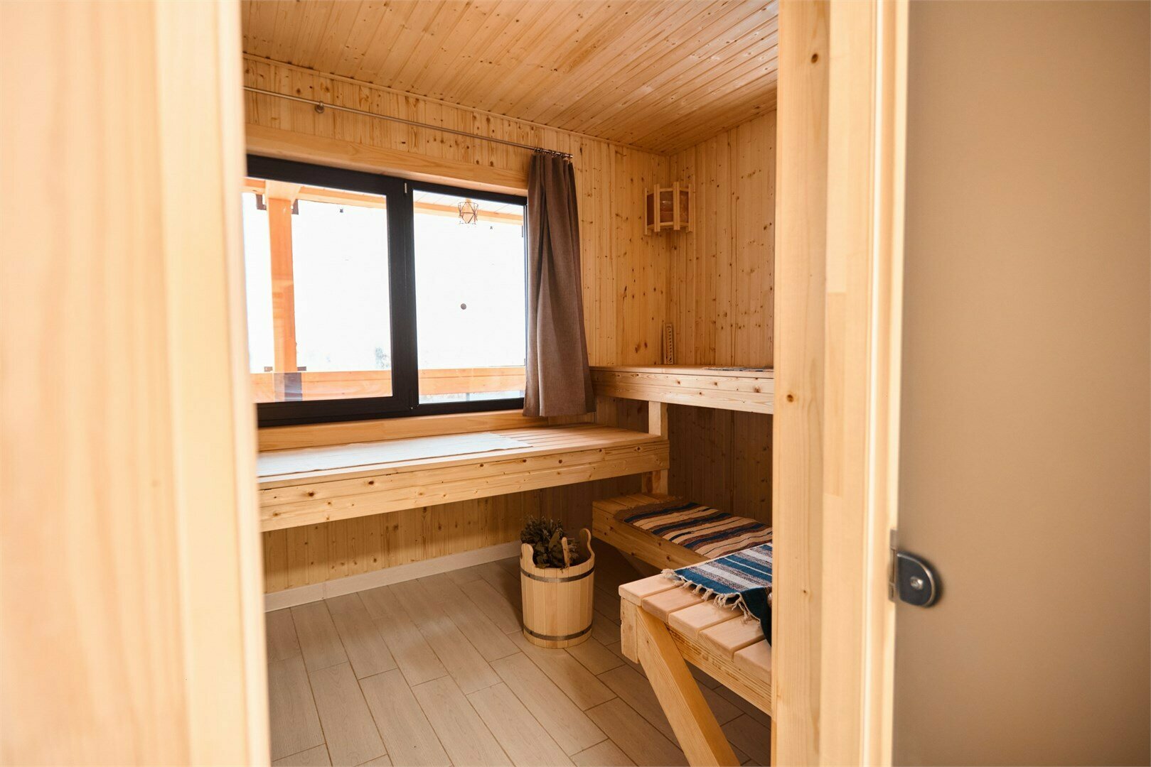 Двухэтажный дом с баней 