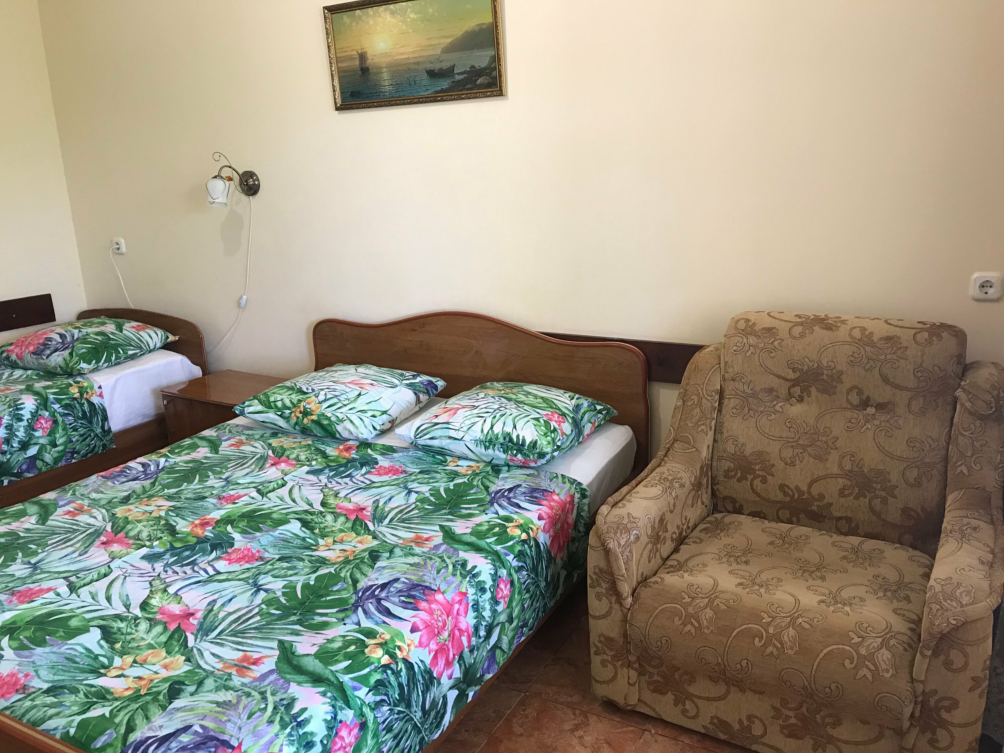 Трехместный номер «Комфорт» с душем