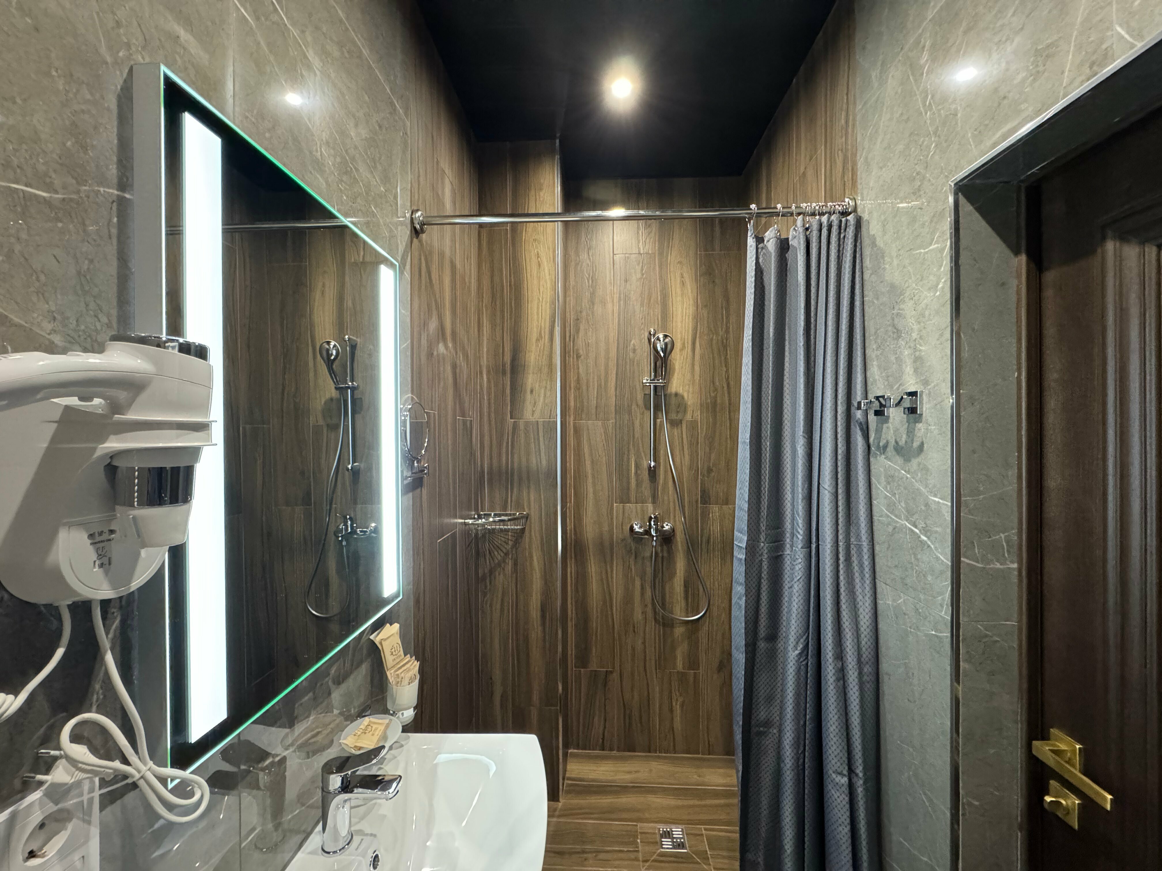 Трехместный номер «Комфорт» с душем