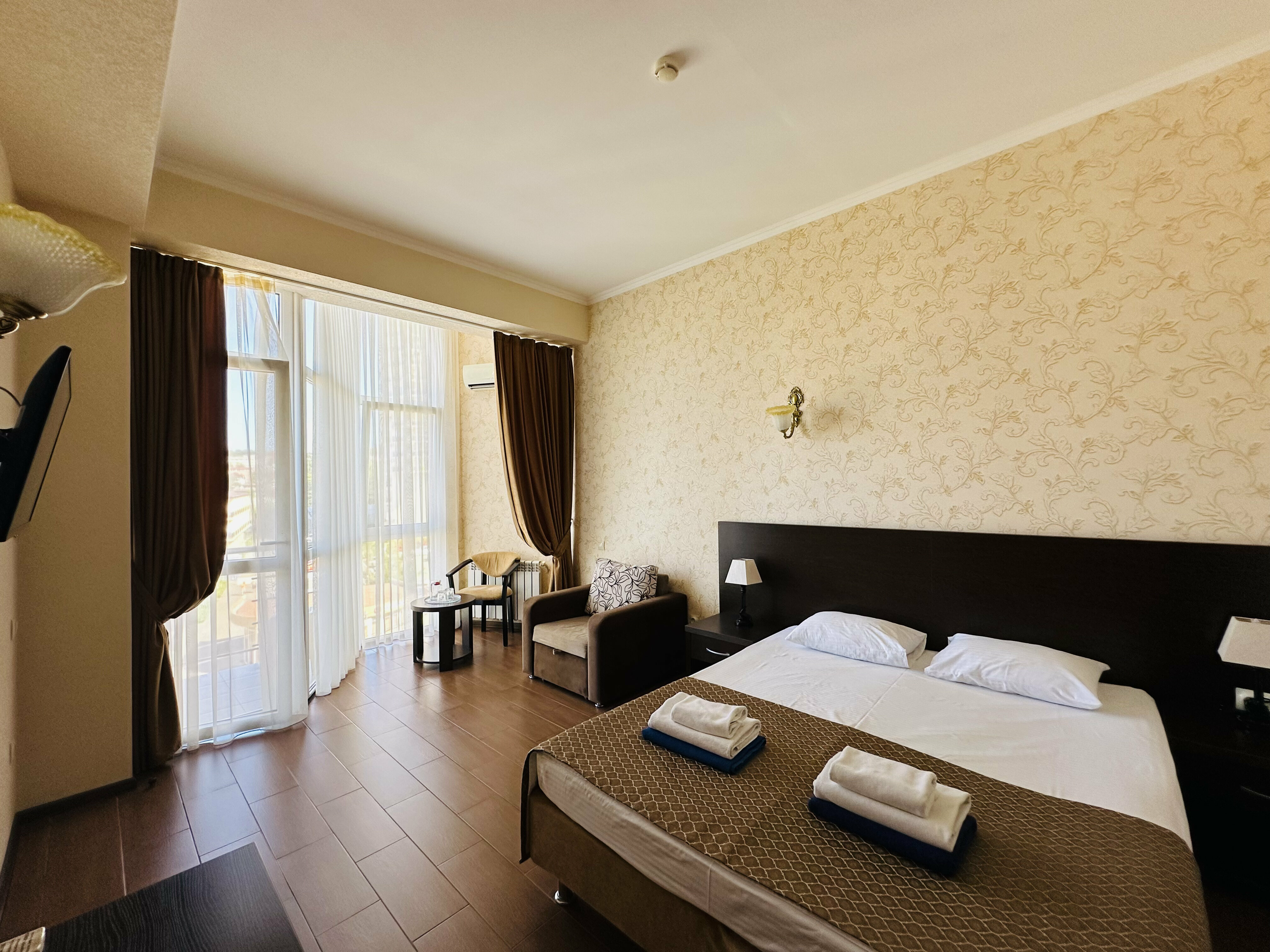 Номер с 1-ой двуспальной кроватью и балконом (с возможностью 1 доп. места-раскладное кресло)