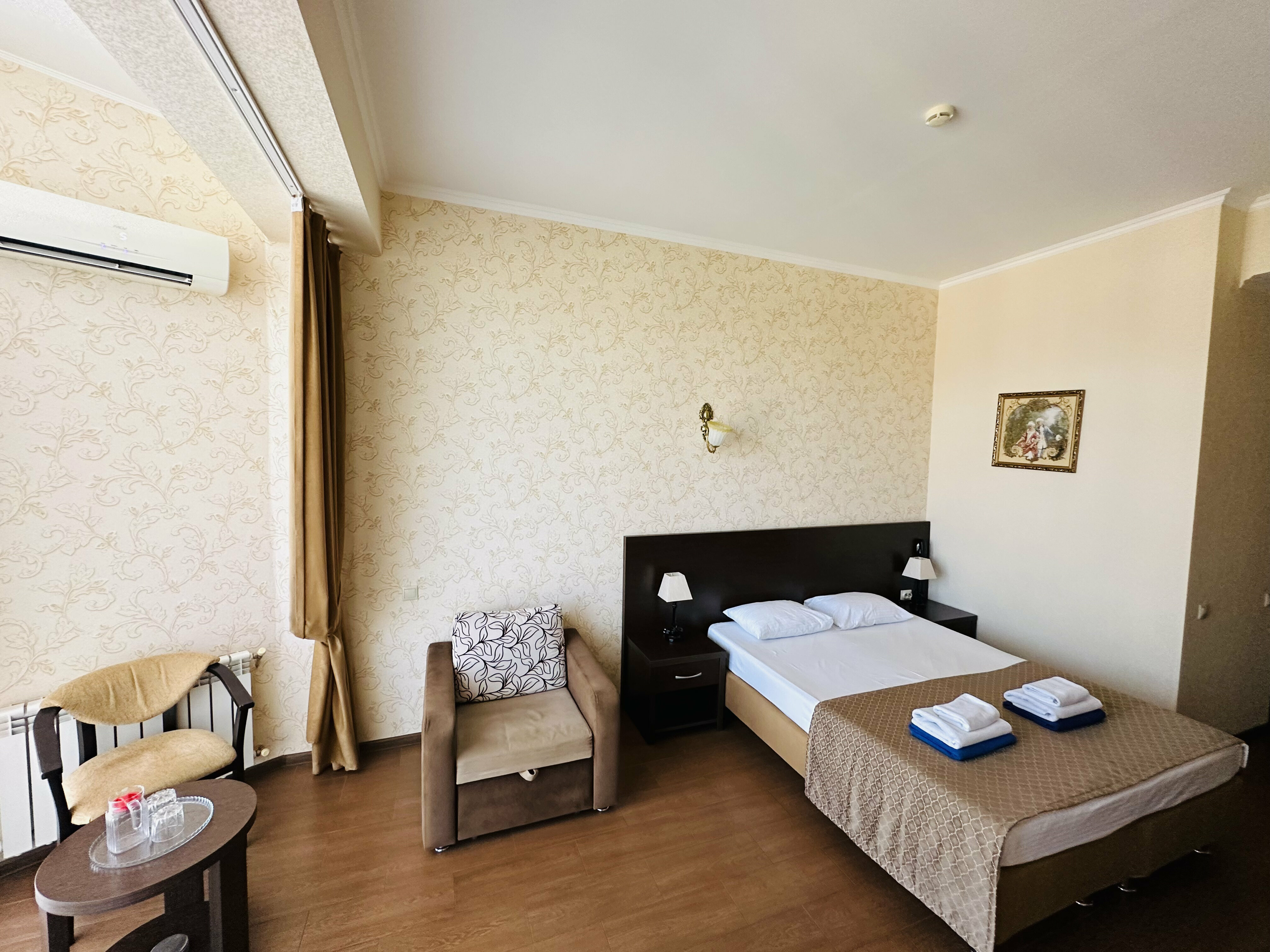 Номер с 1-ой двуспальной кроватью и балконом (с возможностью 1 доп. места-раскладное кресло)