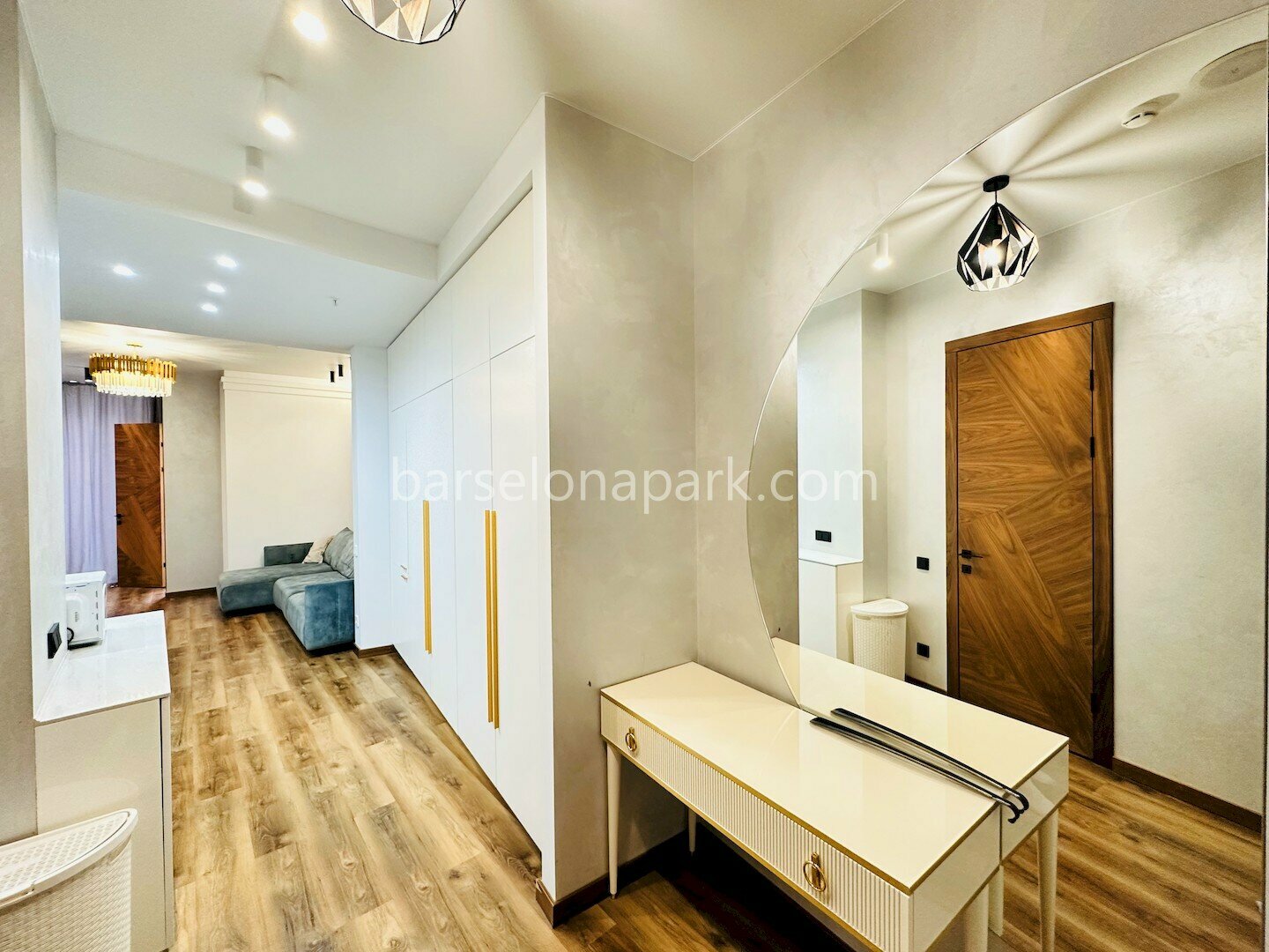 2-комнатный дизайнерский апартамент с балконом! Пляж и набережная в 5 минутах!