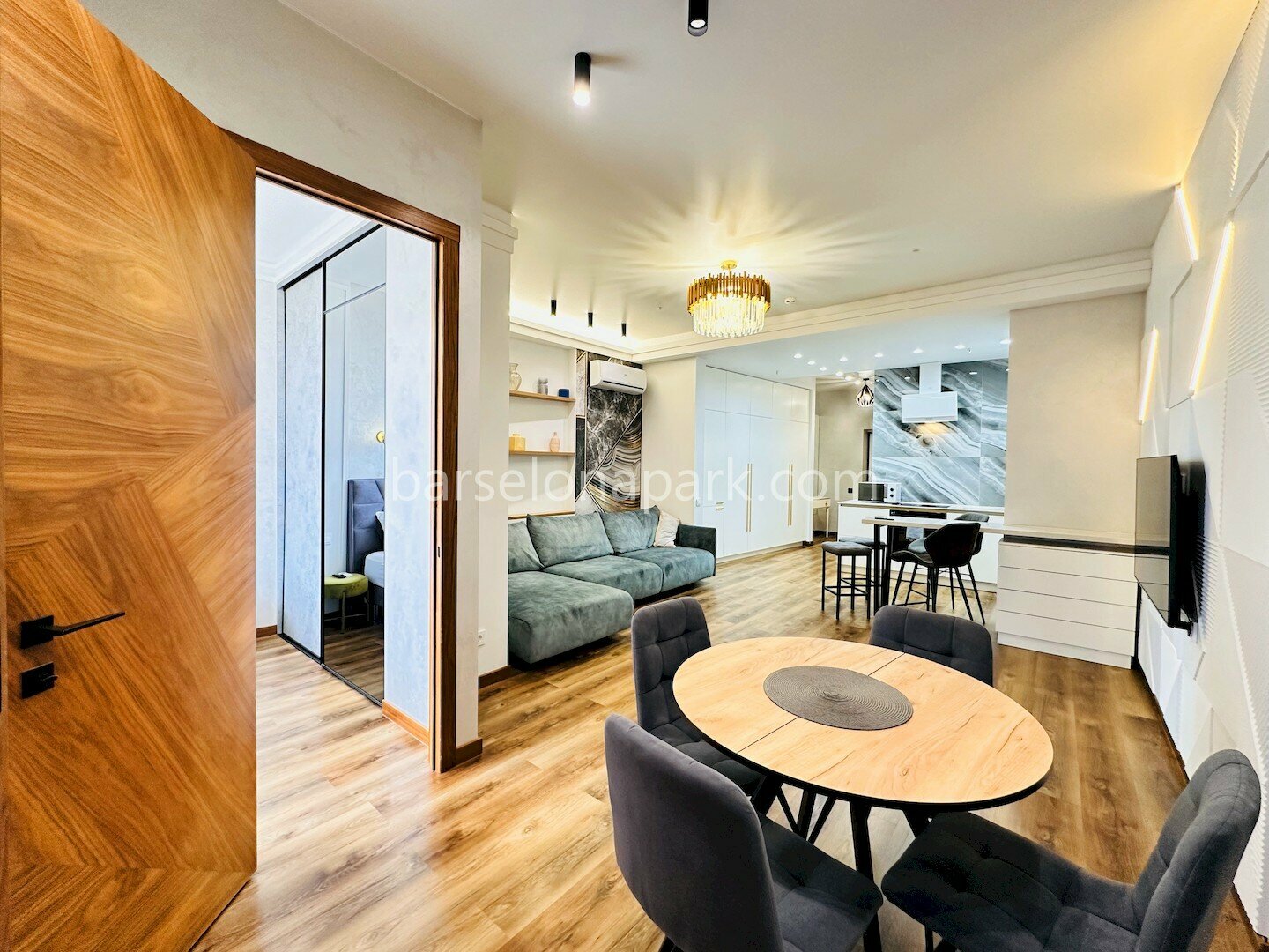 2-комнатный дизайнерский апартамент с балконом! Пляж и набережная в 5 минутах!