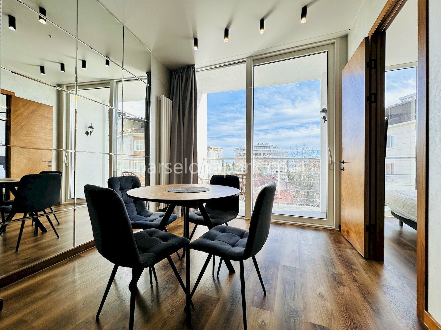 2-комнатный дизайнерский апартамент с балконом! Пляж и набережная в 5 минутах!