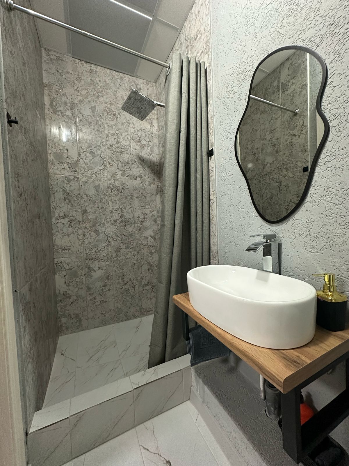 Двухместный номер с 2 отдельными кроватями, Душ и туалет общие на 2 номера