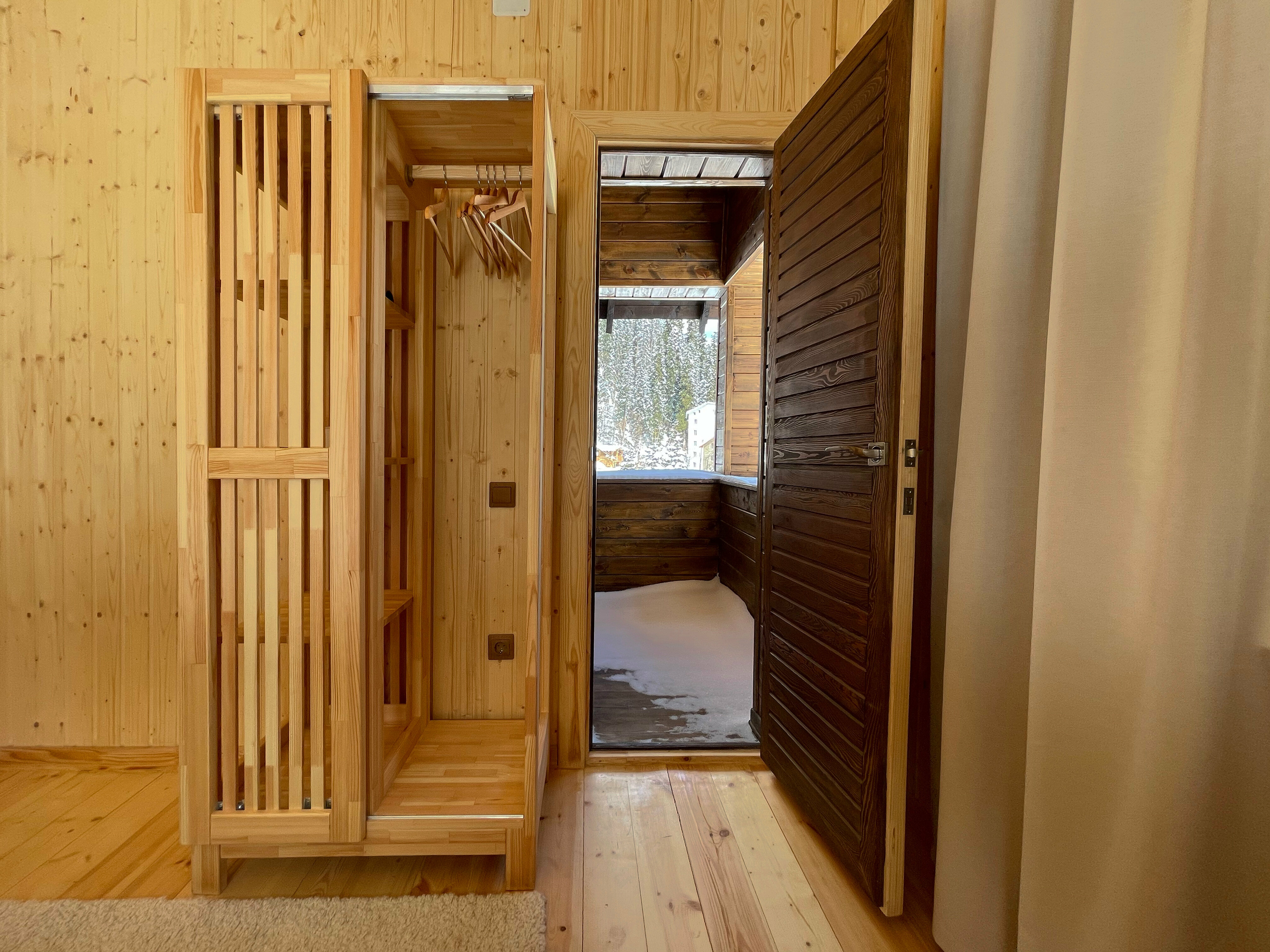 Четырехместный двухкомнатный номер с собственной ванной комнатой