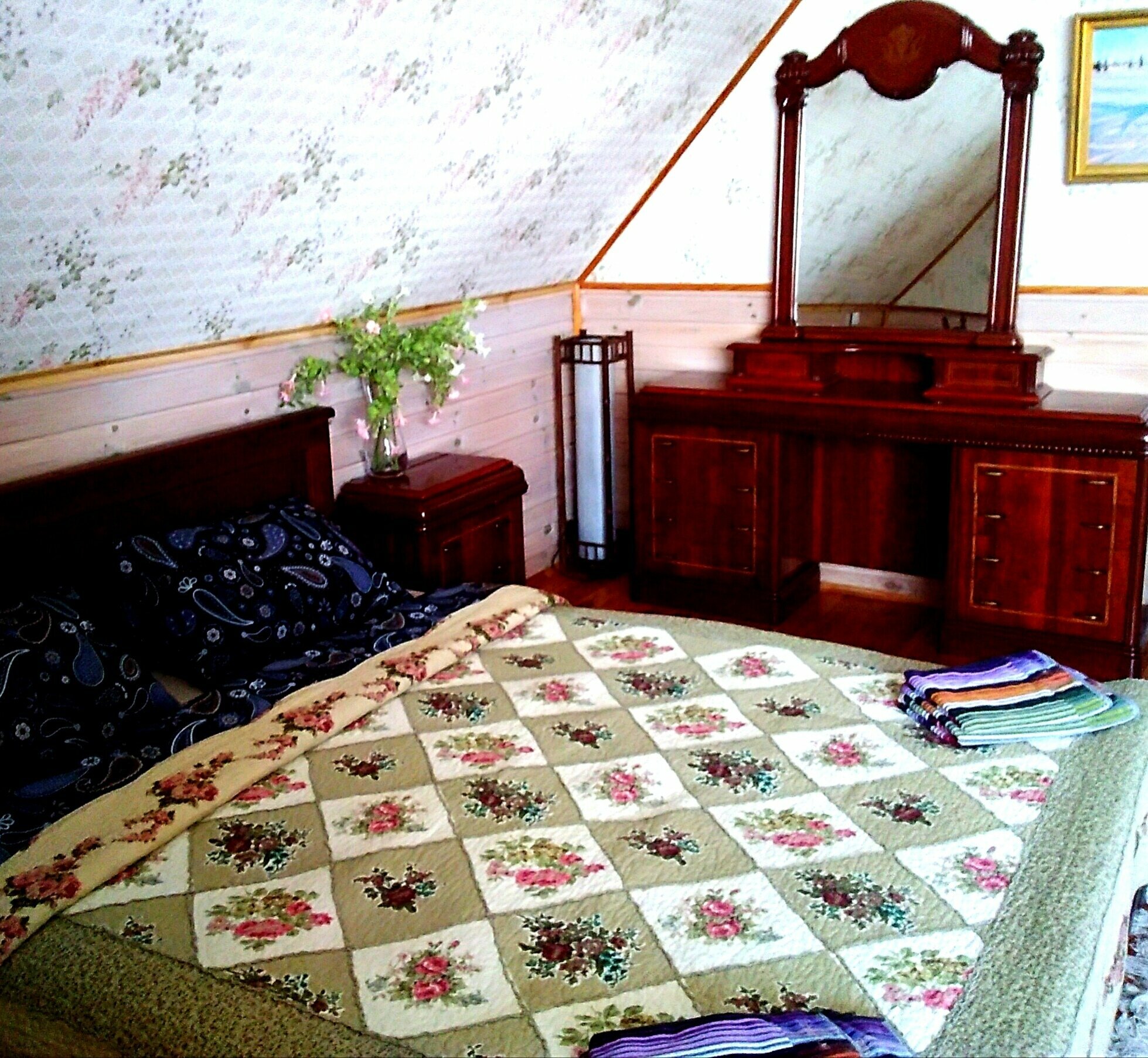 Трехкомнатный двухуровневый люкс — аппартаменты с балконом и видом на реку