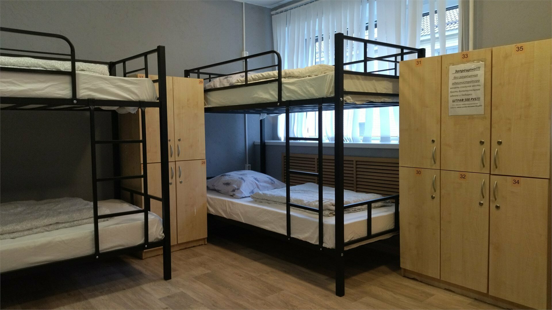 Кровать в 10-местном общем номере