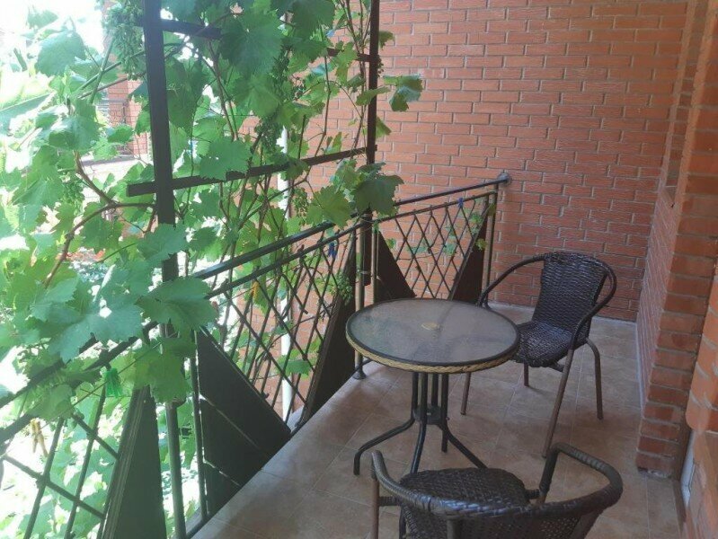 Трехместный номер с собственной ванной комнатой вне номера