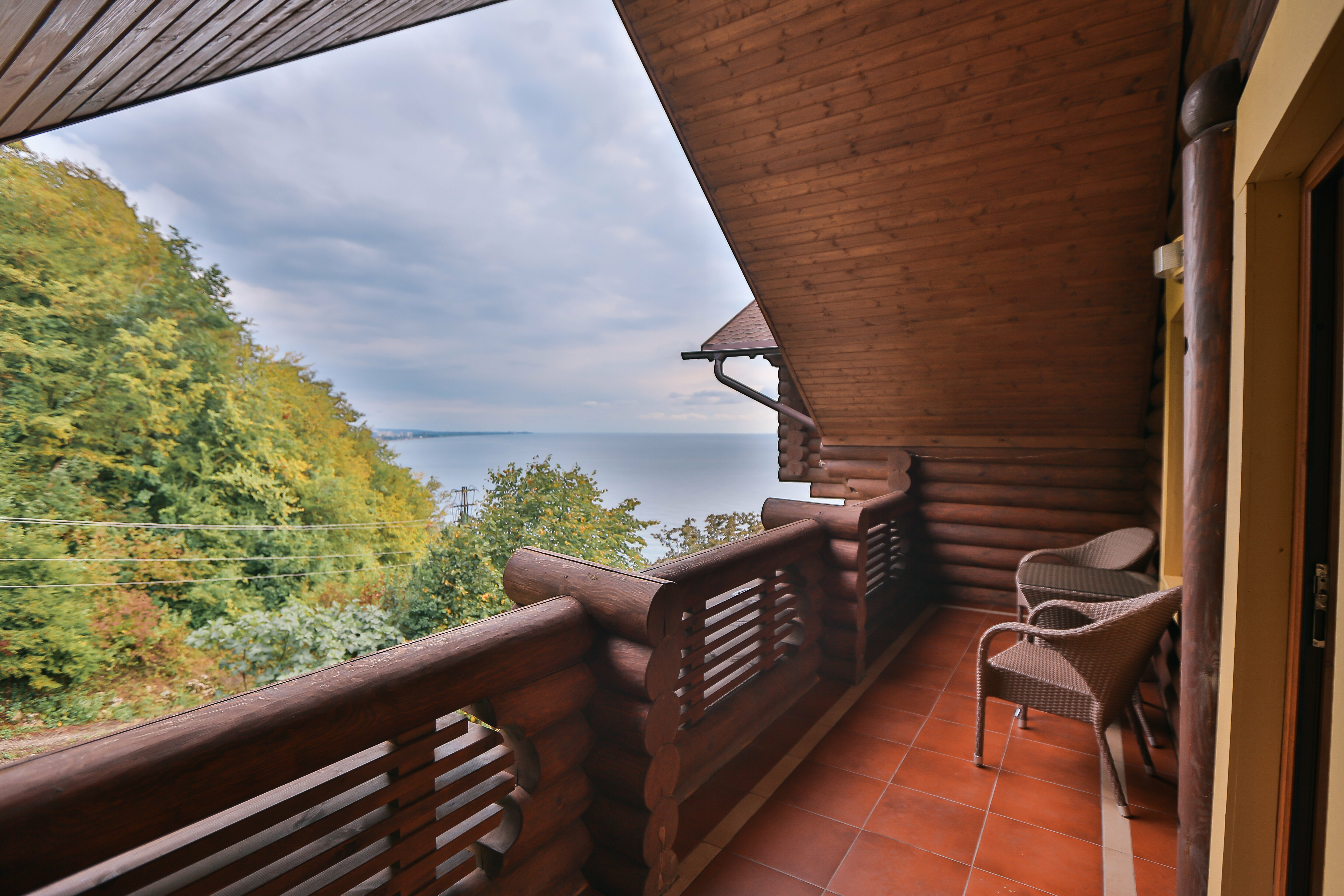 Семейный номер с боковым видом на море