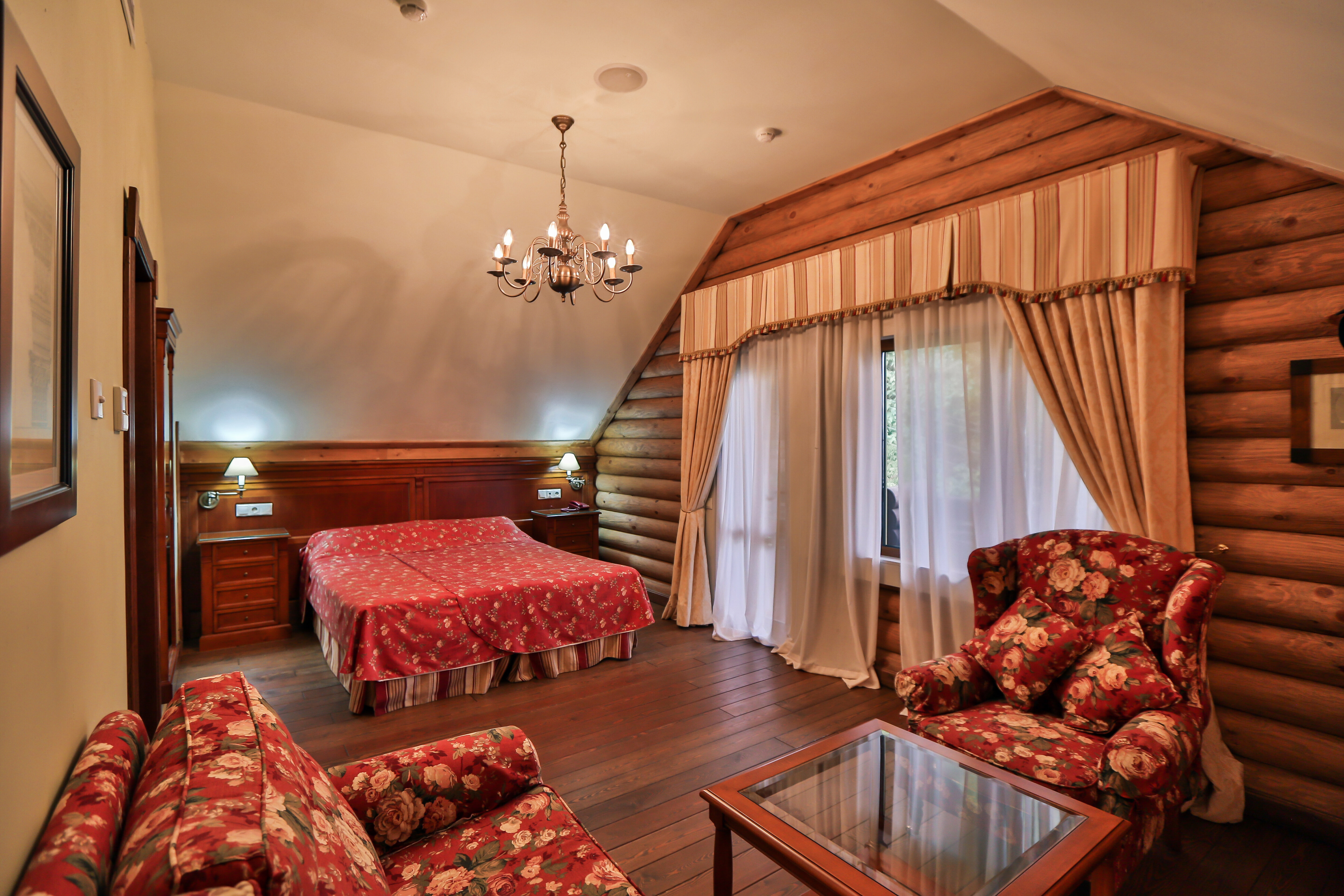 Семейный номер с боковым видом на море