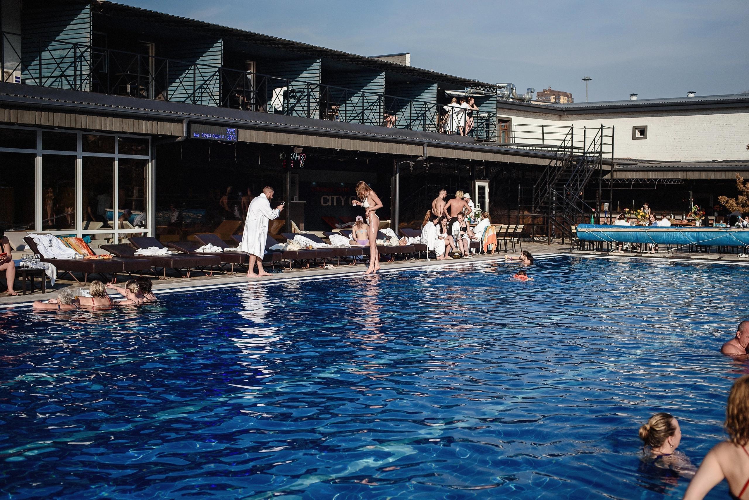 Двухместный номер с двуспальной кроватью и дополнительной кроватью