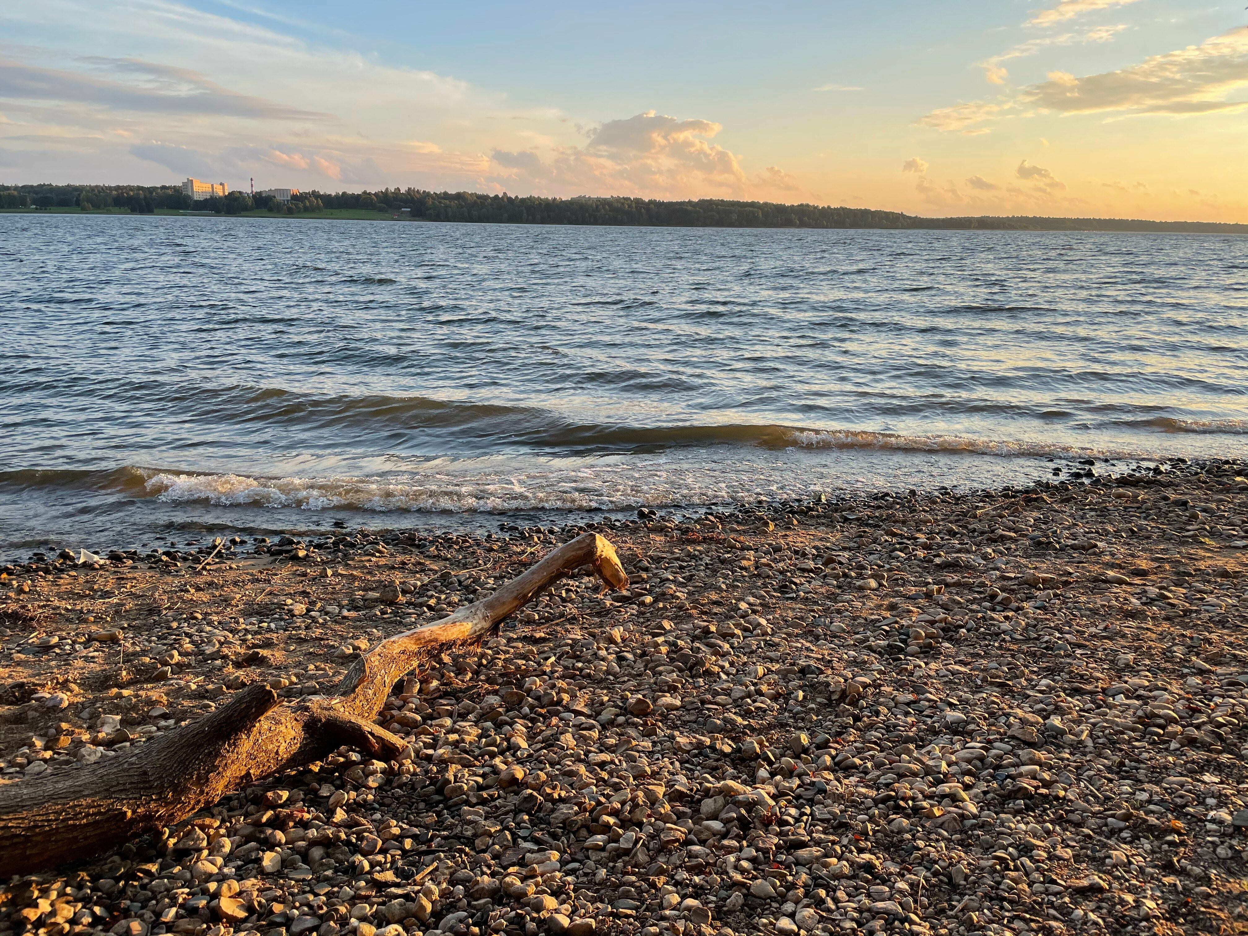 Дом с просторной терассой и видом на воду