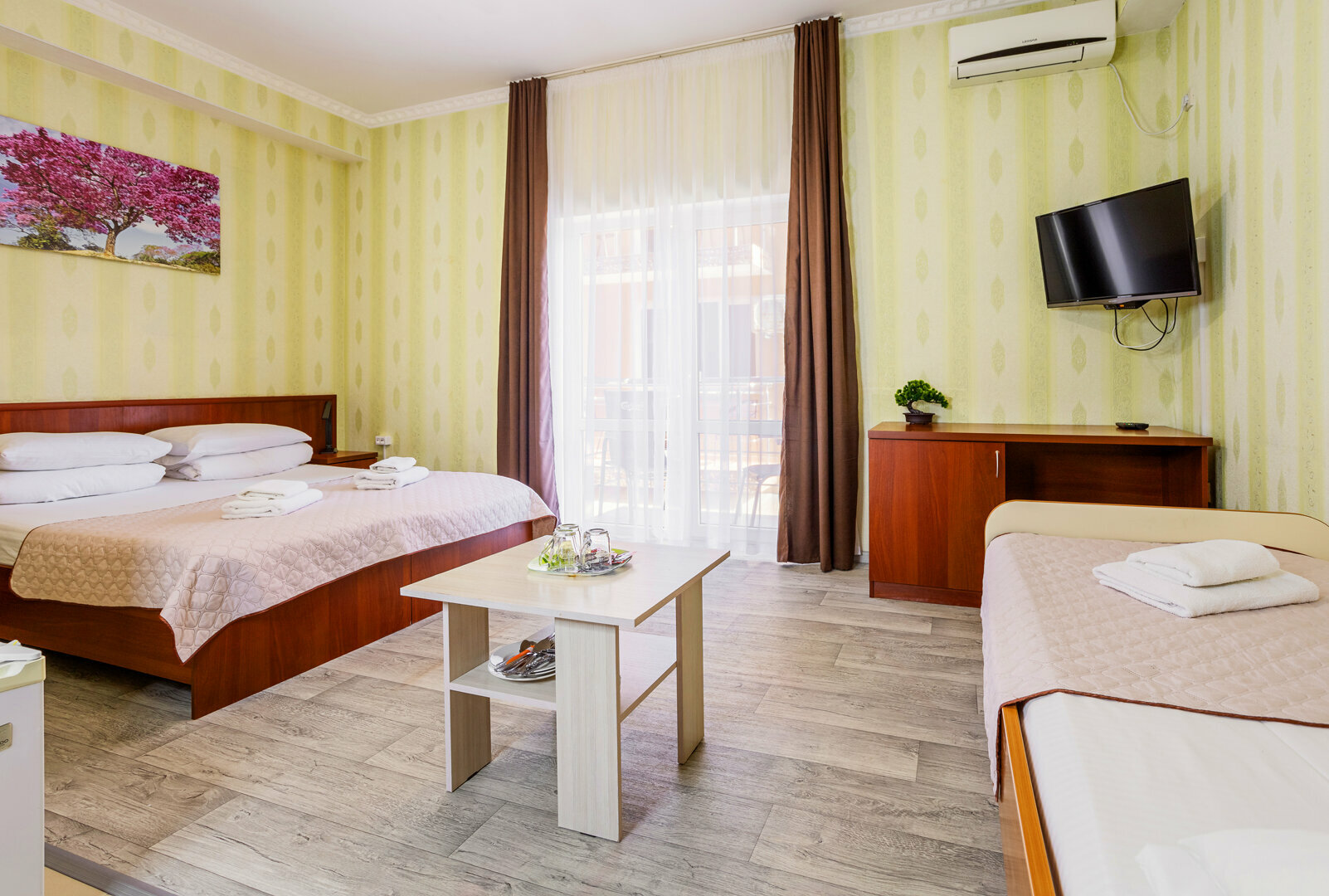 Трехместный номер с балконом