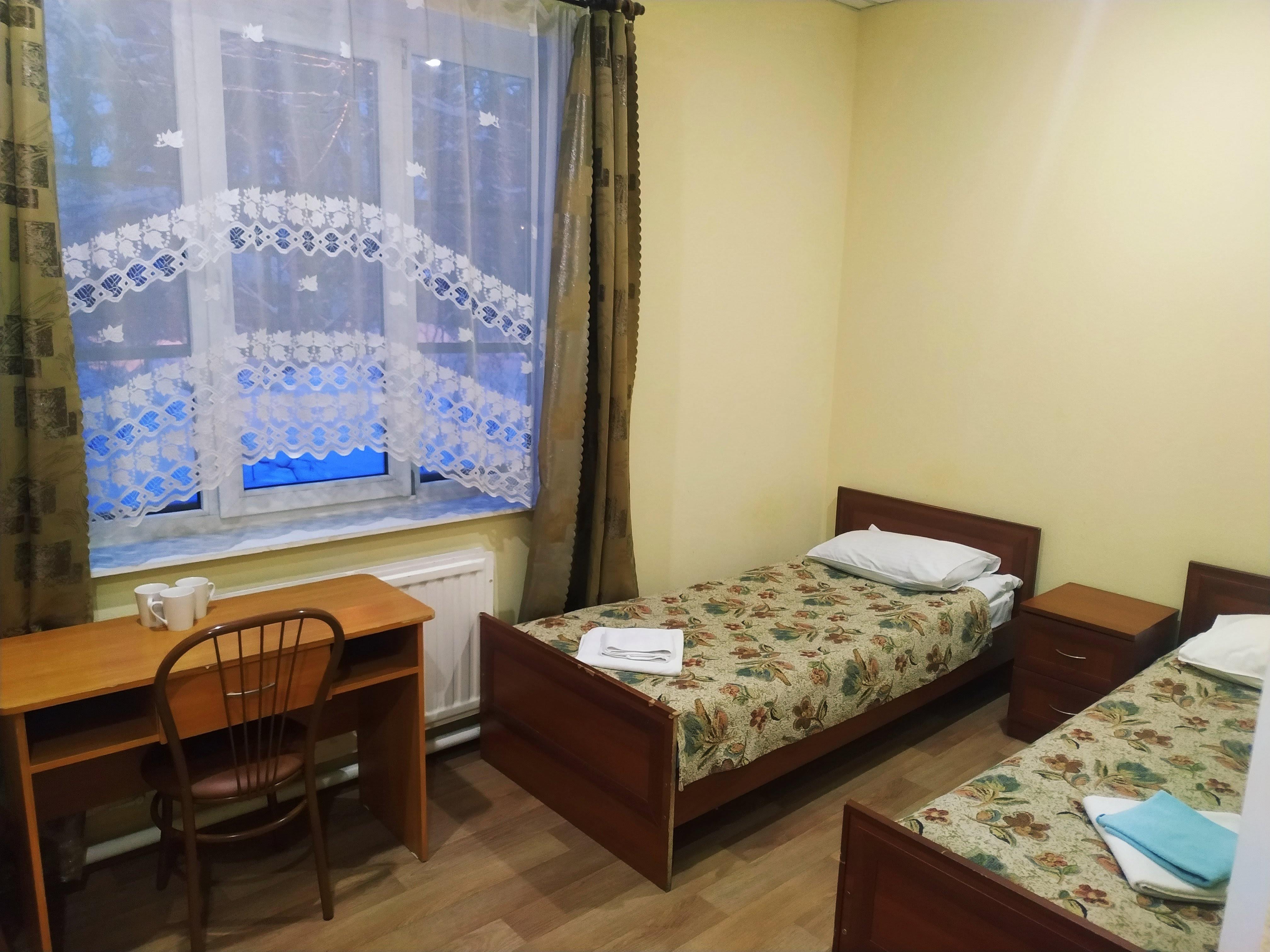 Двухместный номер с 2 отдельными кроватями и общей ванной комнатой