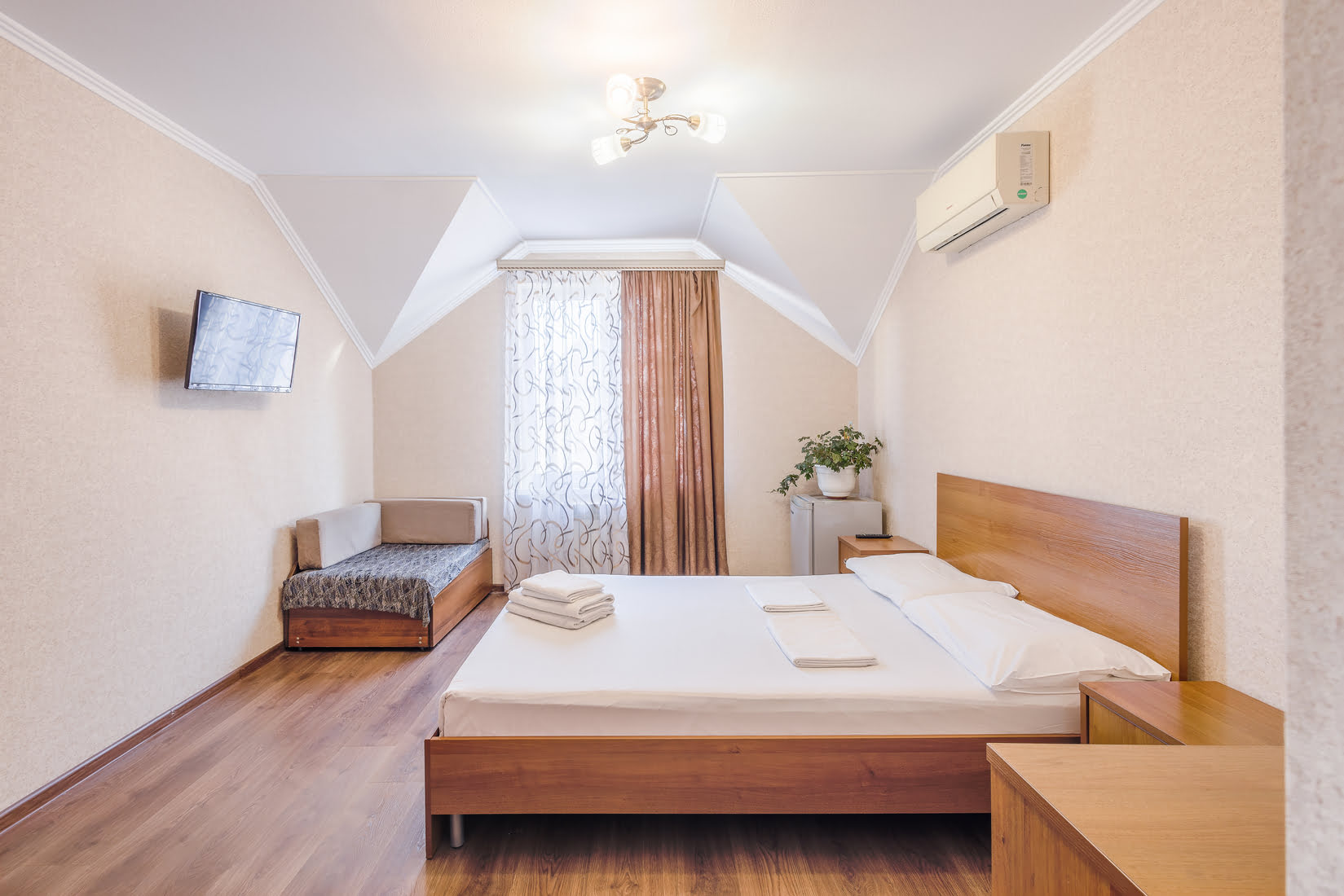 Четырехместный номер с собственной ванной комнатой вне номера