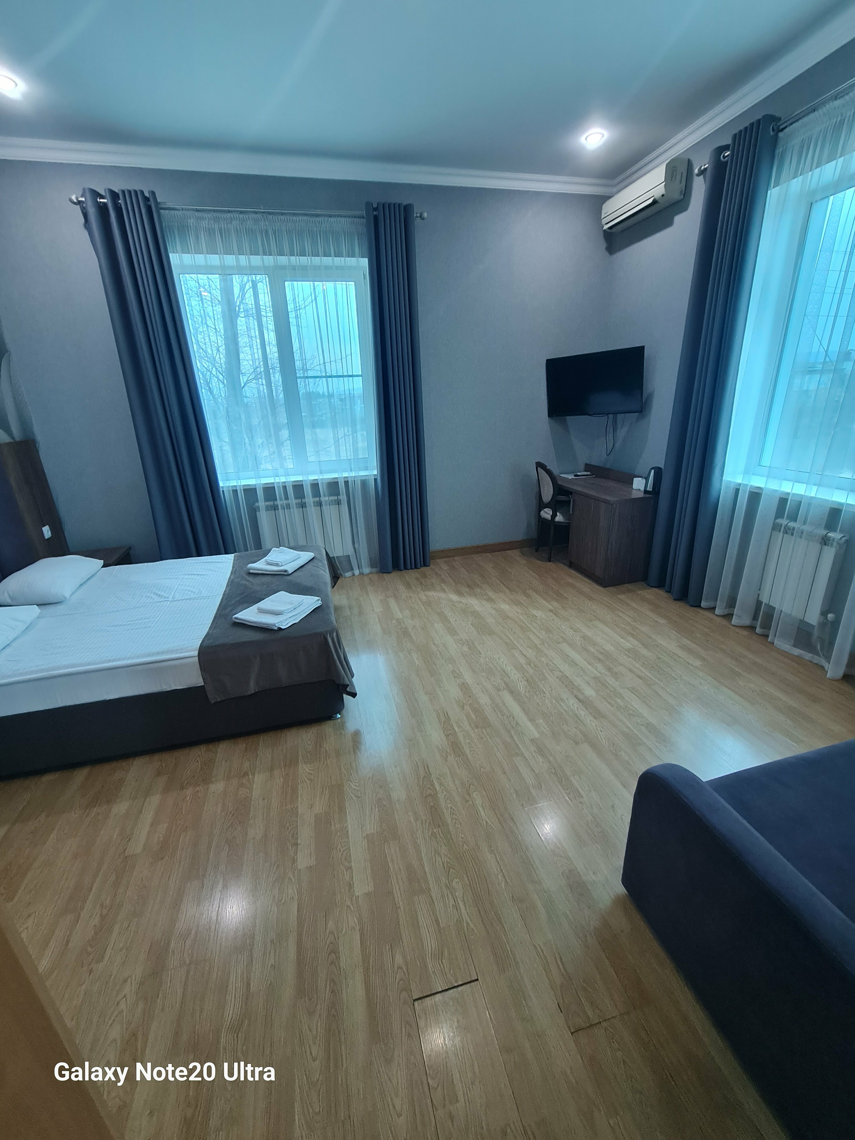 Двухместный номер с двуспальной кроватью и дополнительной кроватью