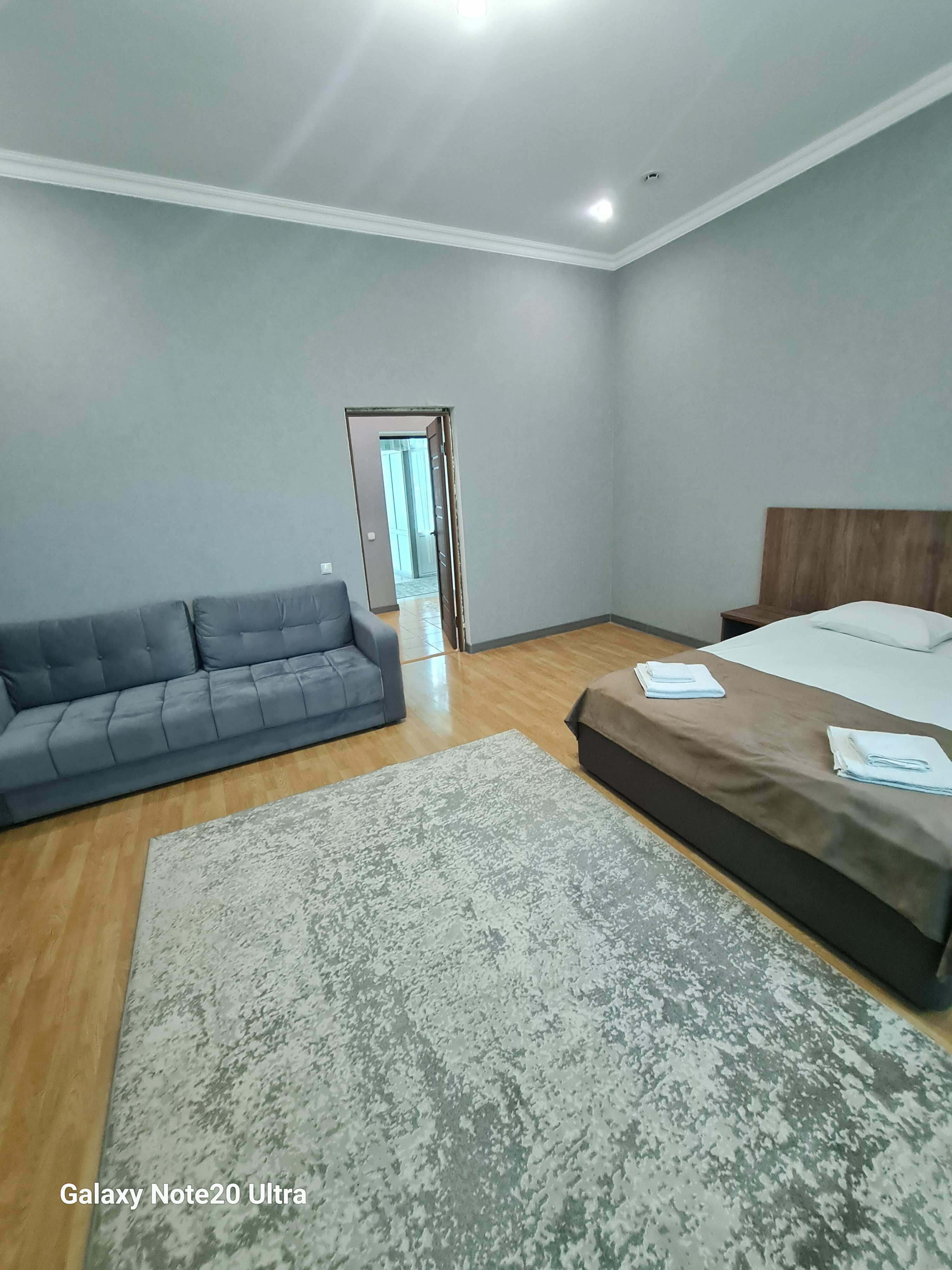 Двухместный номер с двуспальной кроватью и дополнительной кроватью