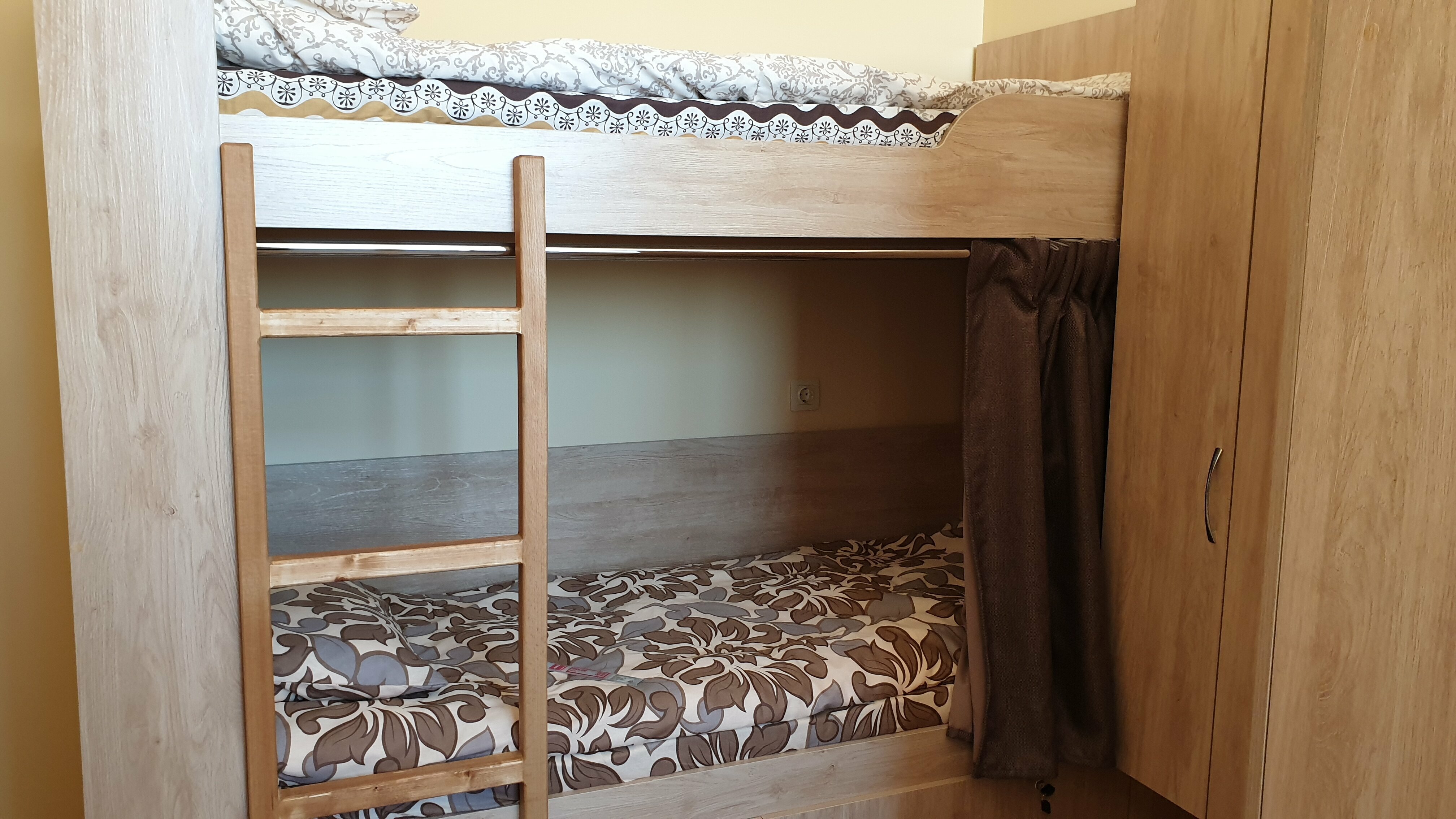 Спальное место на двухъярусной кровати в общем номере для мужчин и женщин