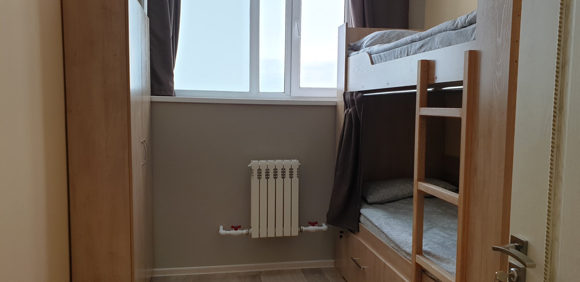 Спальное место на двухъярусной кровати в общем номере для женщин