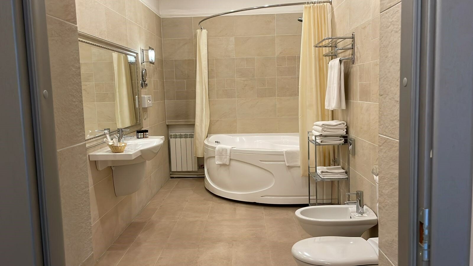 Номер-студия с кроватью размера "king-size" и диван-кроватью