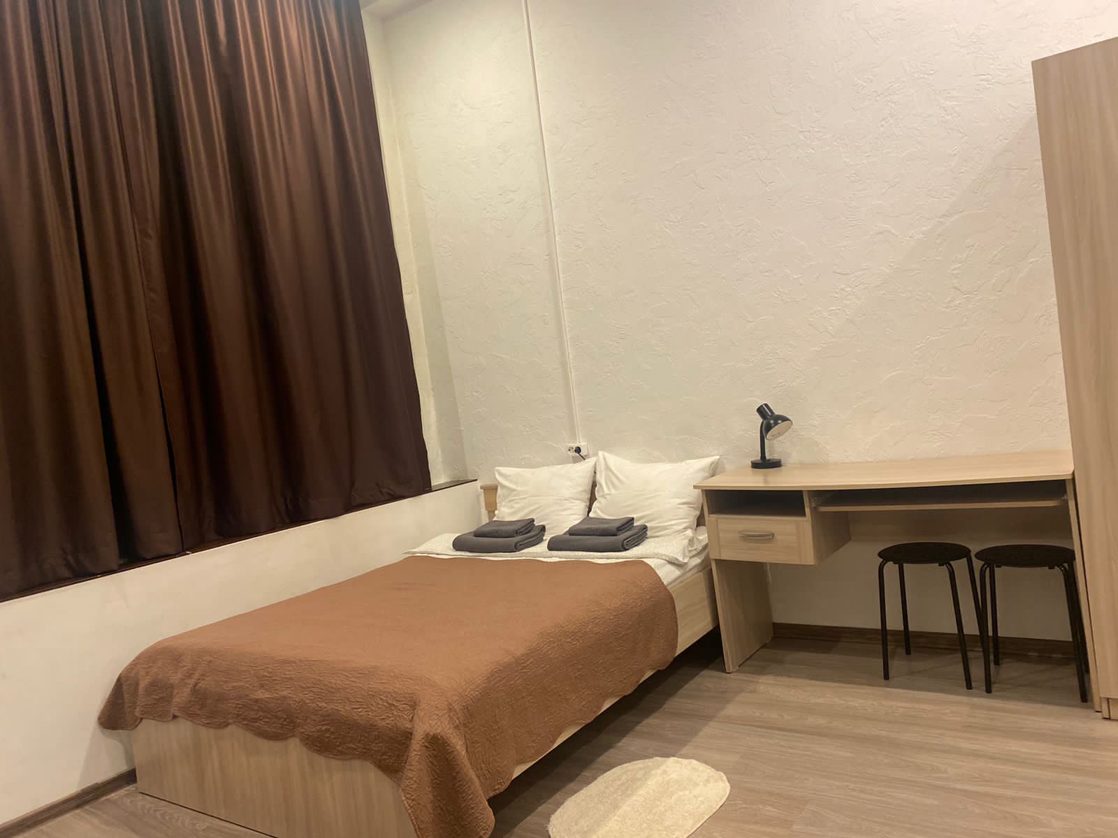 Двухместный номер-студия с двуспальной кроватью, санузлом и мини-кухней в номере