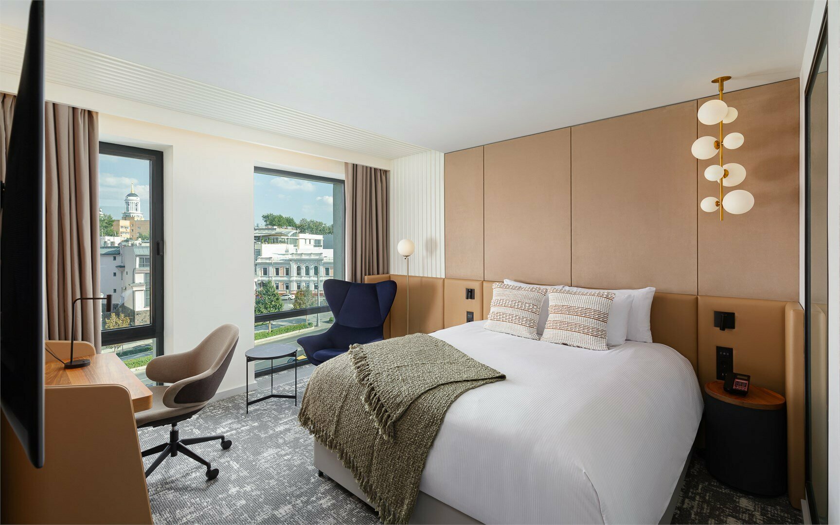 Номер Superior Suite, с видом на город - с двуспальной кроватью и диваном