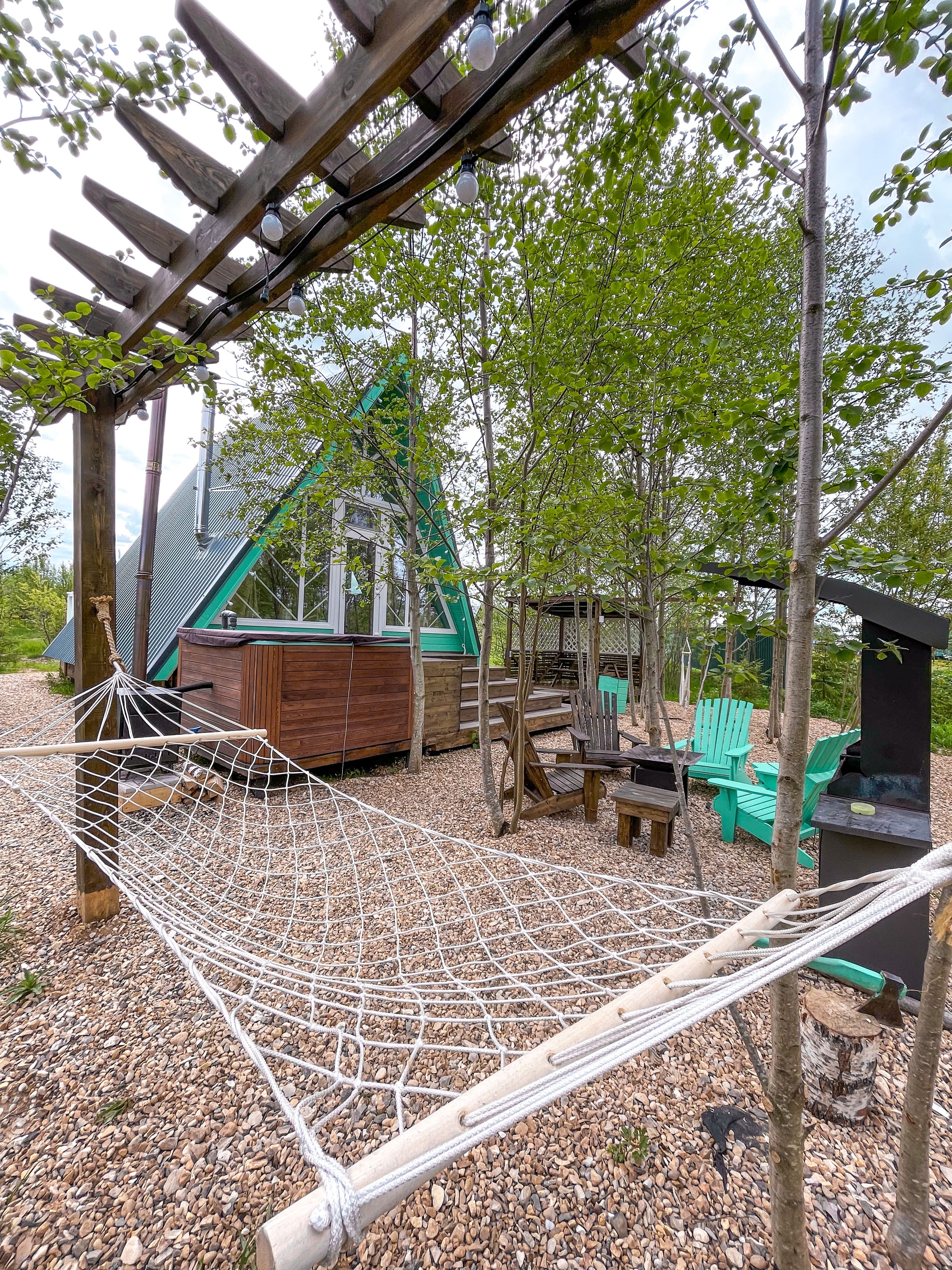 А-фрейм дом с большой фурако с видом на реку