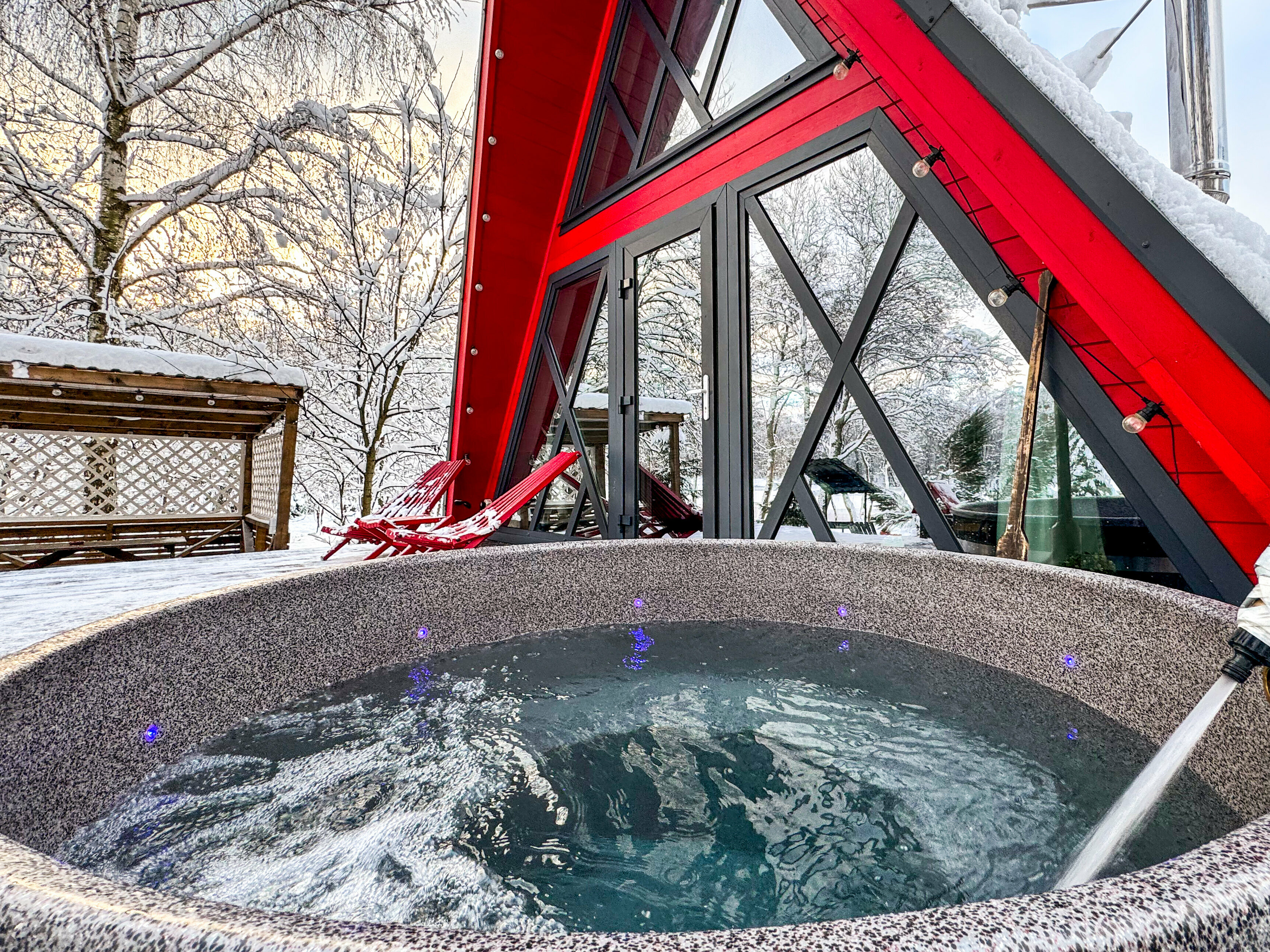 А-фрейм дом с фурако с прямым выходом к реке