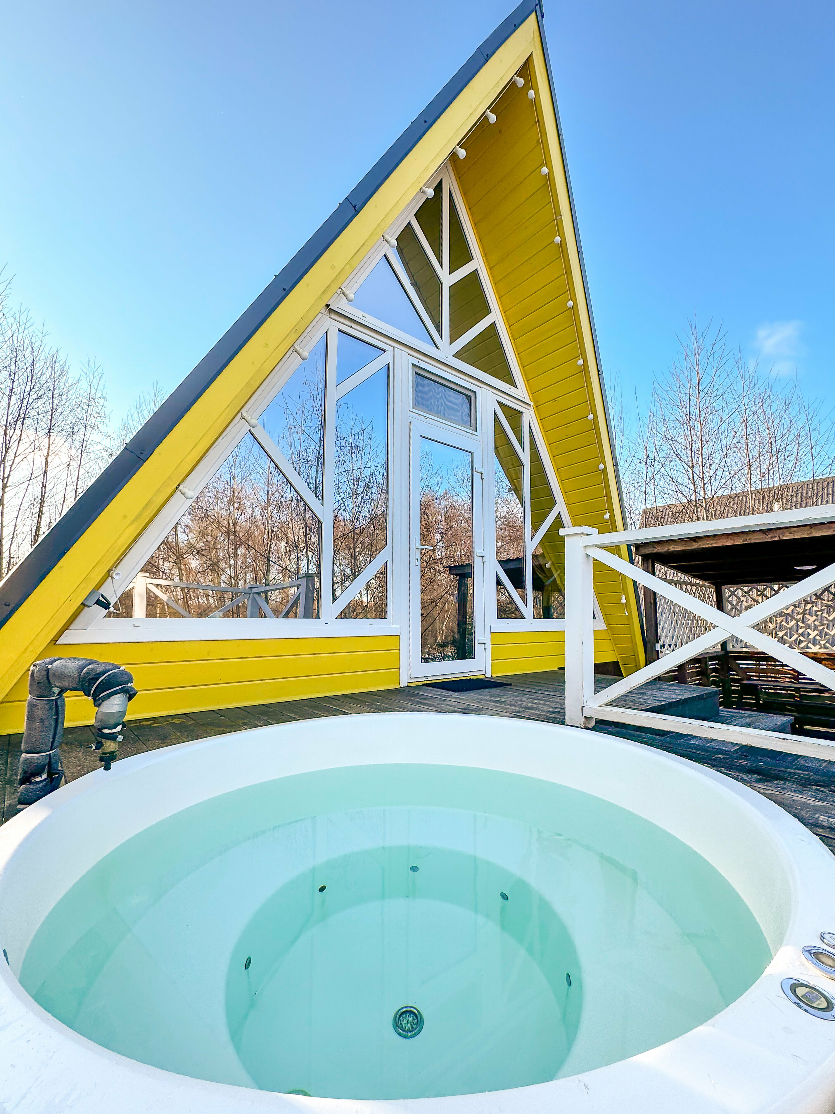 А-фрейм дом с фурако с подсветкой, вид на воду