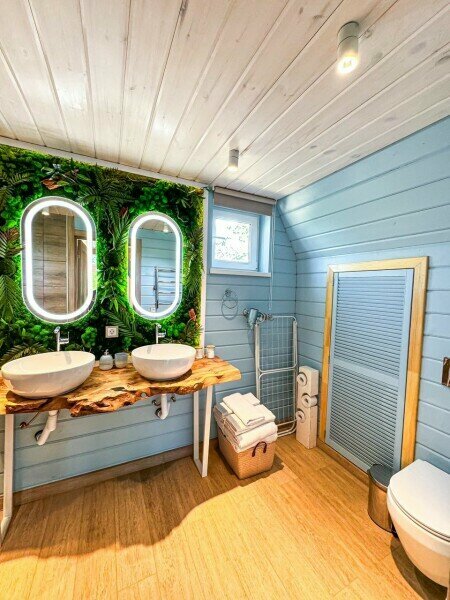 Дом с фурако с видом на яблоневый сад