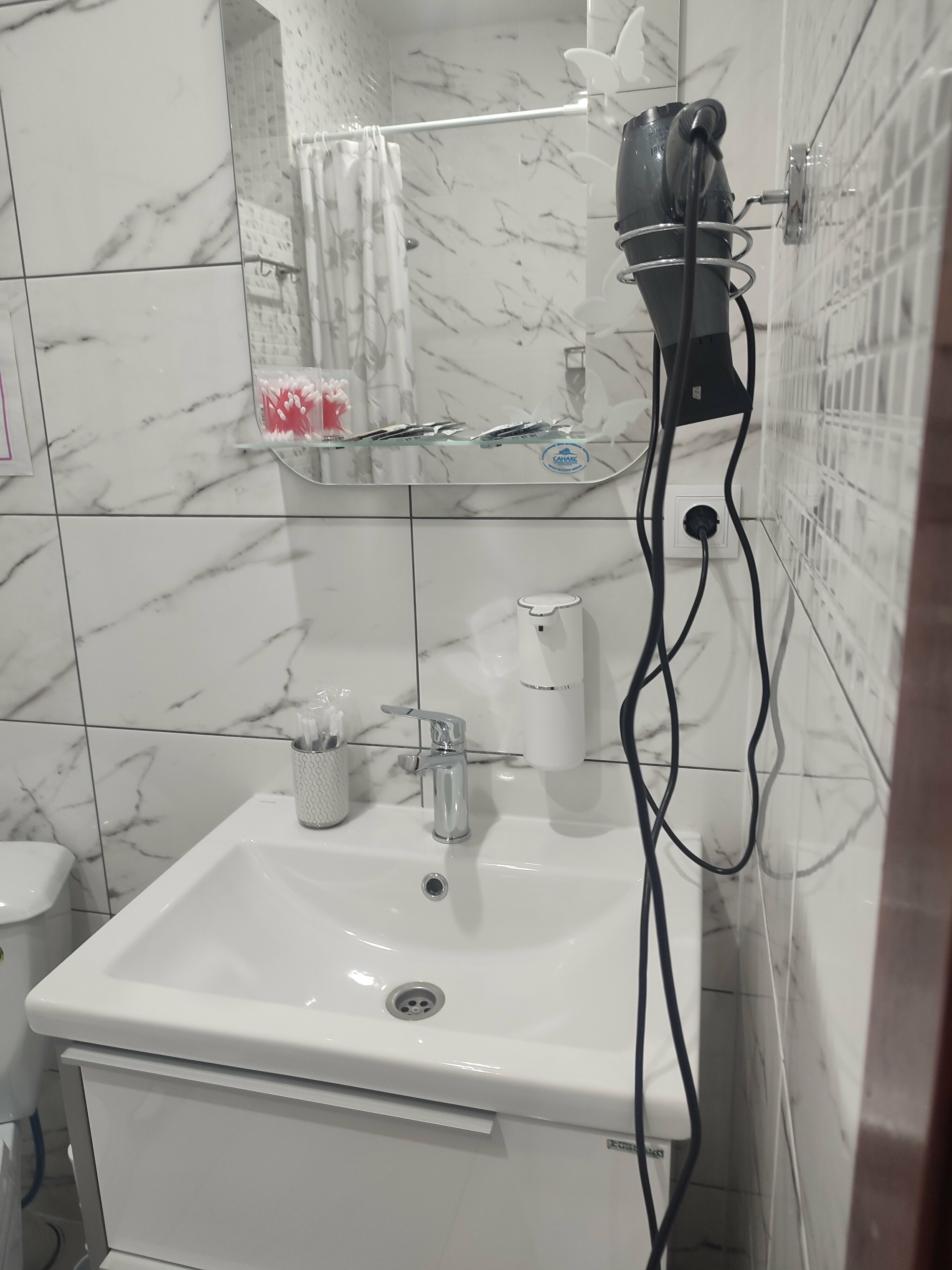 Четырехместный номер с собственной ванной комнатой вне номера