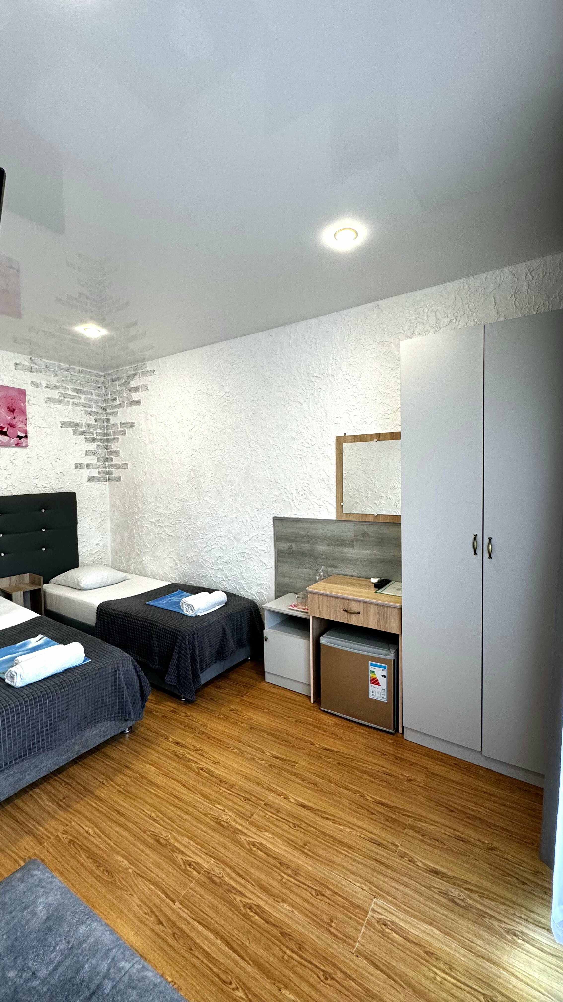 Четырехместный номер эконом-класса с общей ванной комнатой