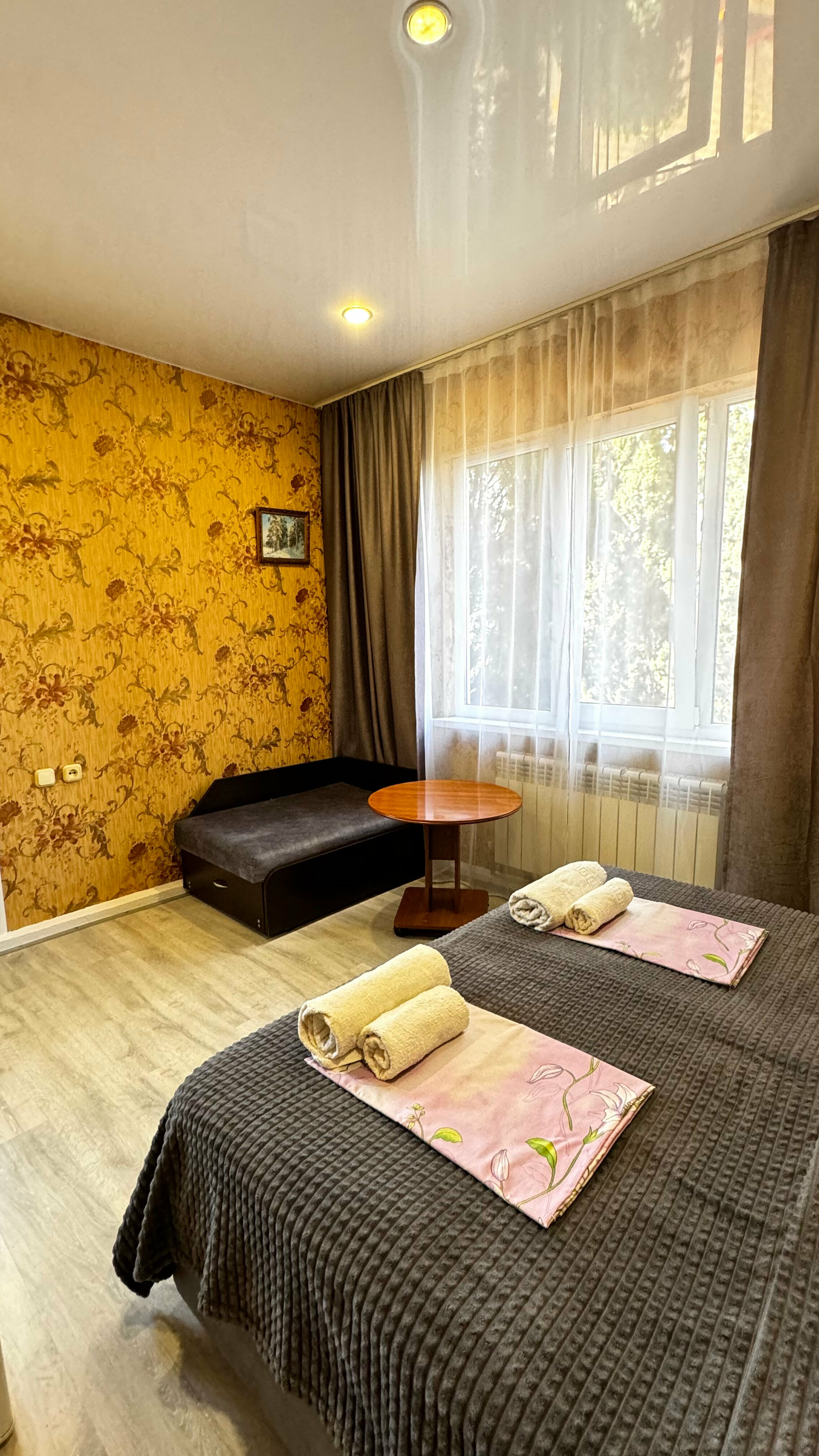 Трехместный номер эконом-класса с общей ванной комнатой